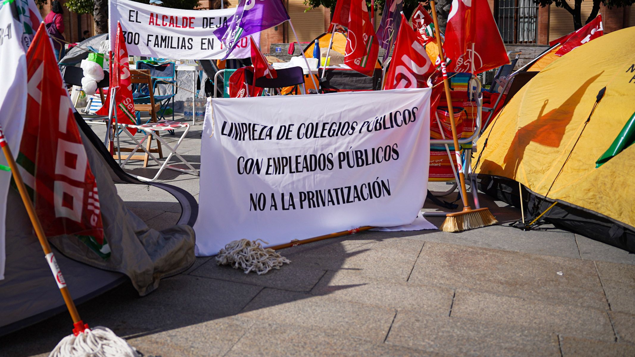 La acampada por las protestas ante la privatización de la limpieza de los colegios. La acampada por las protestas ante la privatización de la limpieza de los colegios.