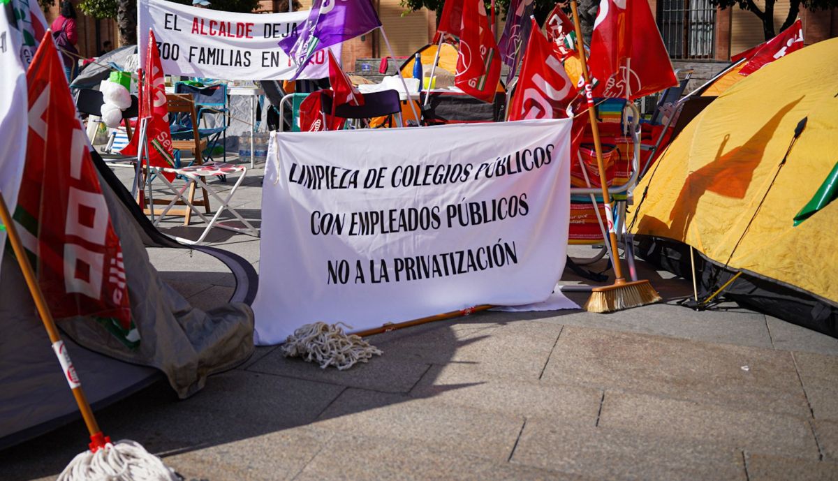 La acampada por las protestas ante la privatización de la limpieza de los colegios.