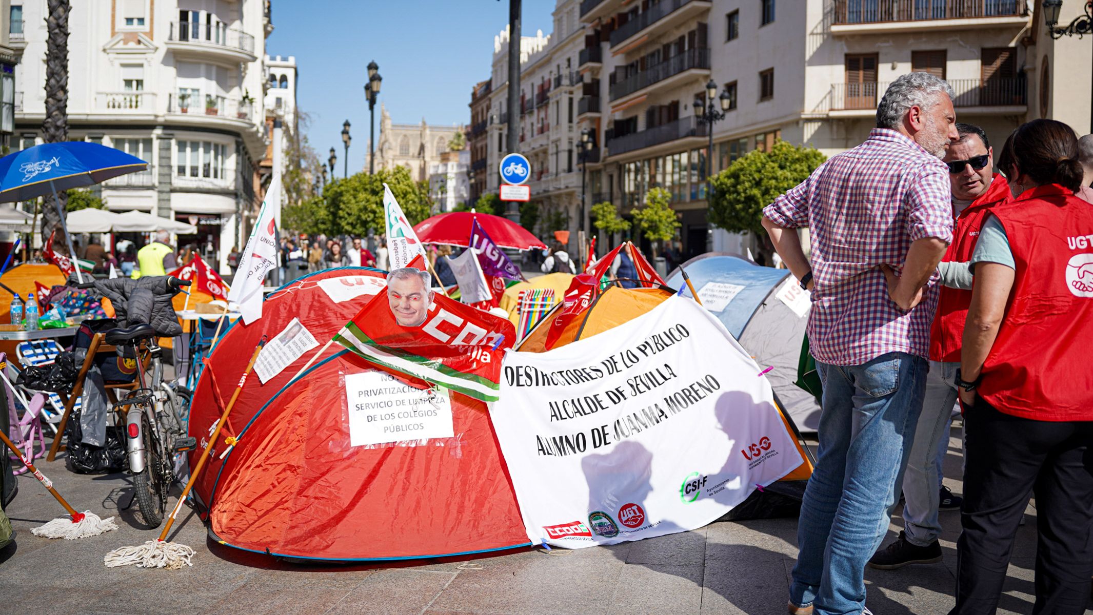 La protesta de los trabajadores de la limpieza en Puerta de Jerez. La protesta de los trabajadores de la limpieza en Puerta de Jerez.