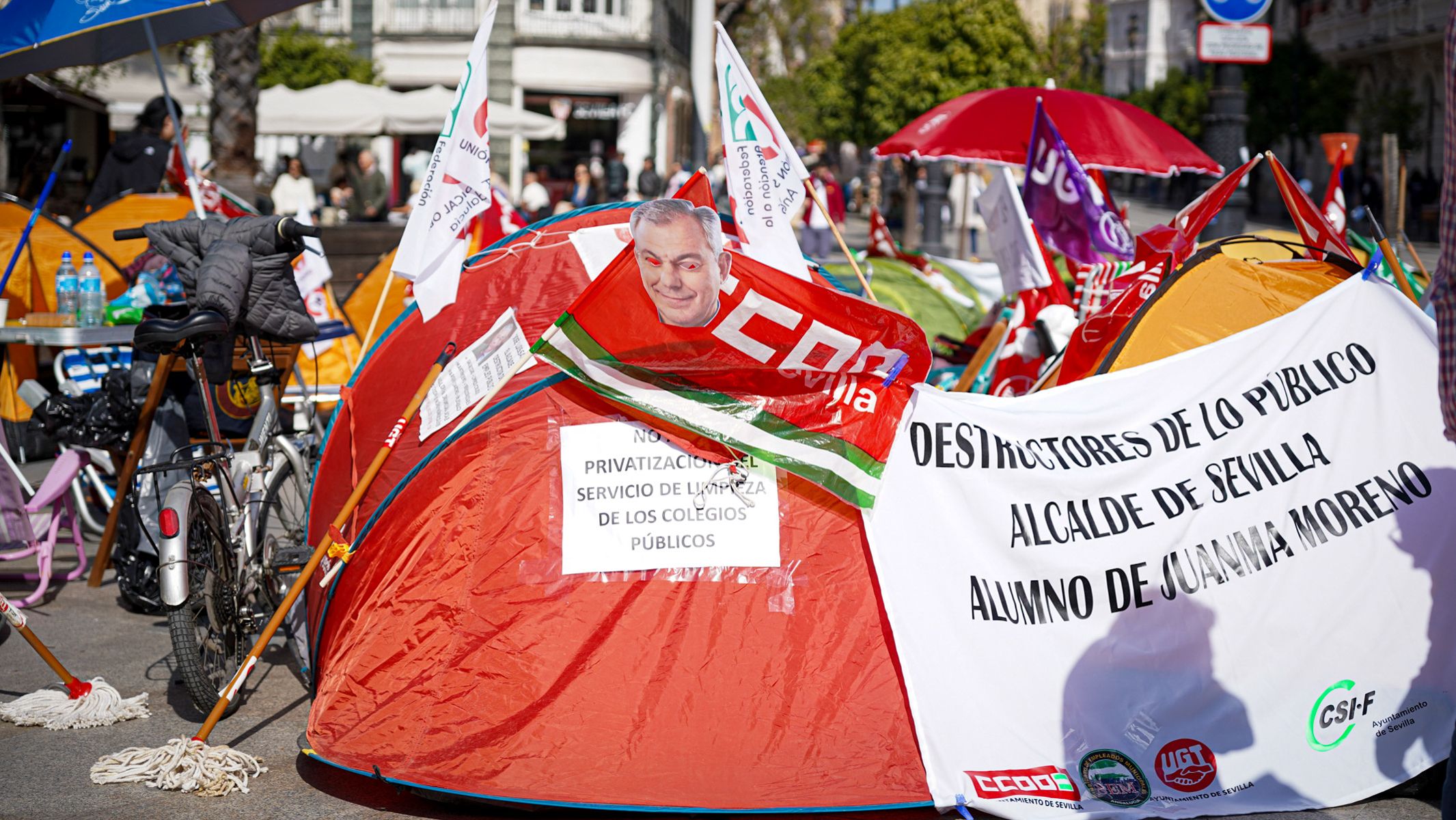 Protestas en Sevilla por la externalización de la limpieza.
