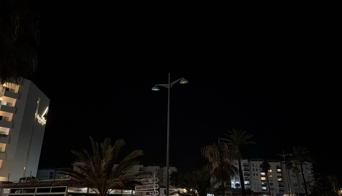 Farola apagada durante seis meses.