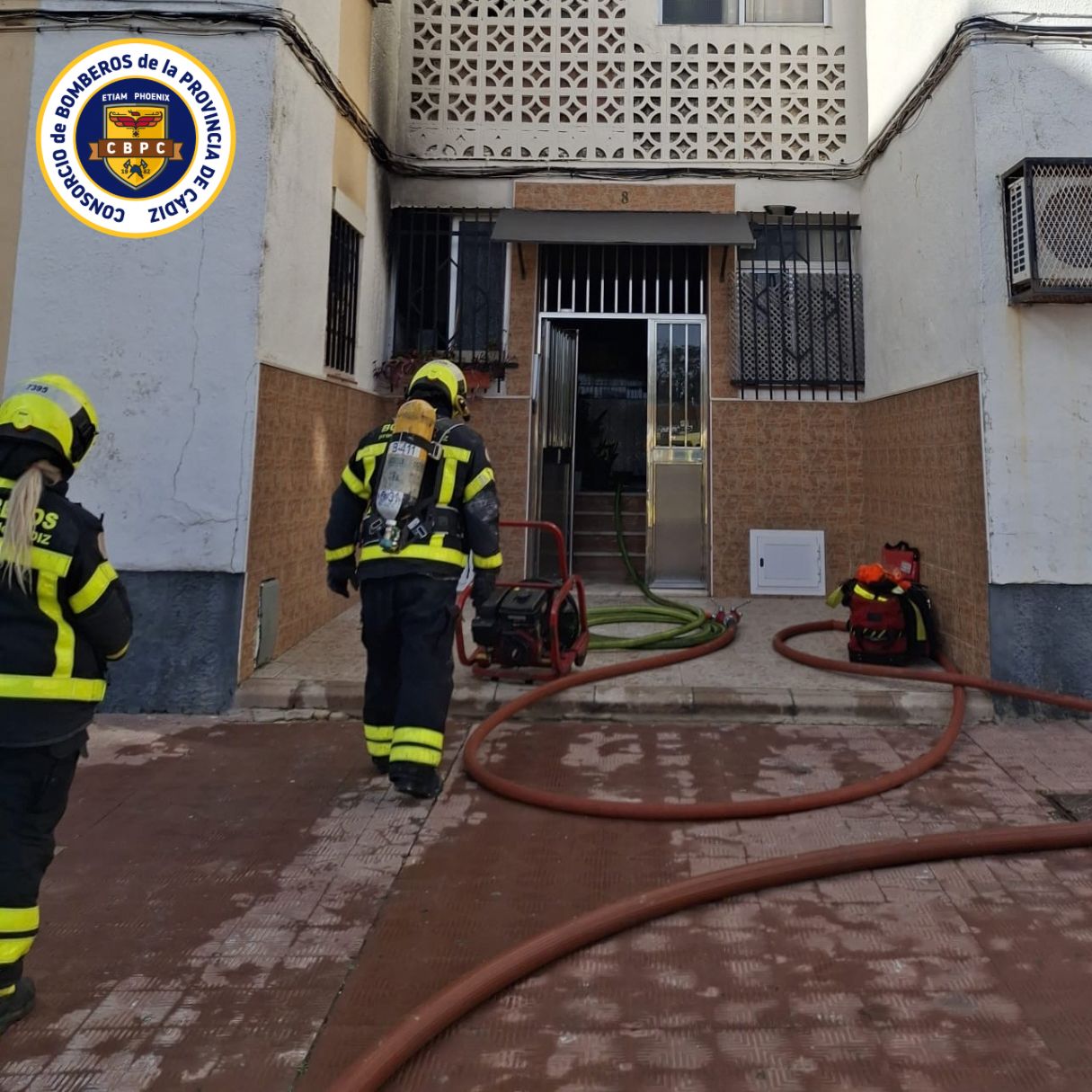 Extracción de humo tras el incendio.