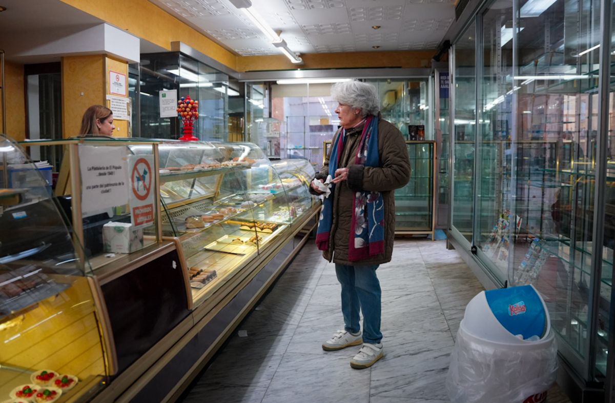 Una vecina de la zona, despidiéndose del personal de la confitería. Una vecina de la zona, despidiéndose del personal de la confitería.