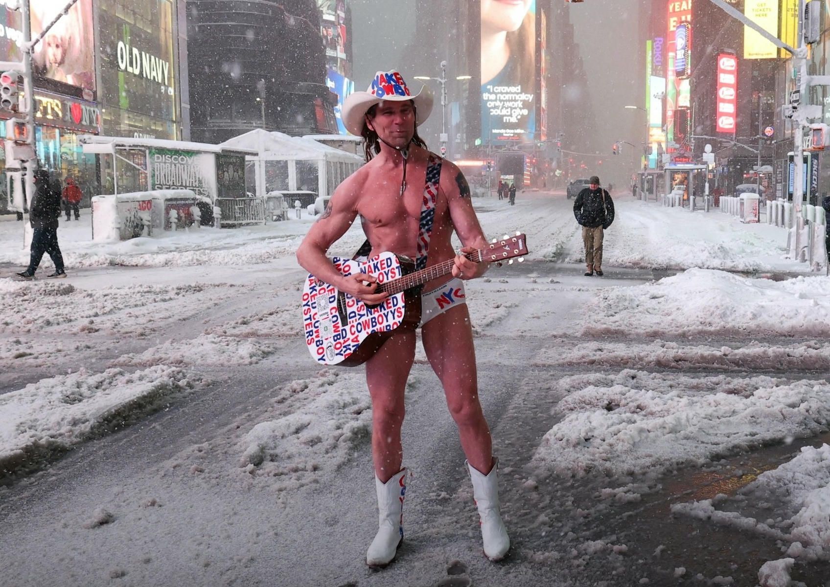 El cowboy de Times Square, uno de los personajes más conocidos de Nueva York, en la nieve. El cowboy de Times Square, uno de los personajes más conocidos de Nueva York, en la nieve.