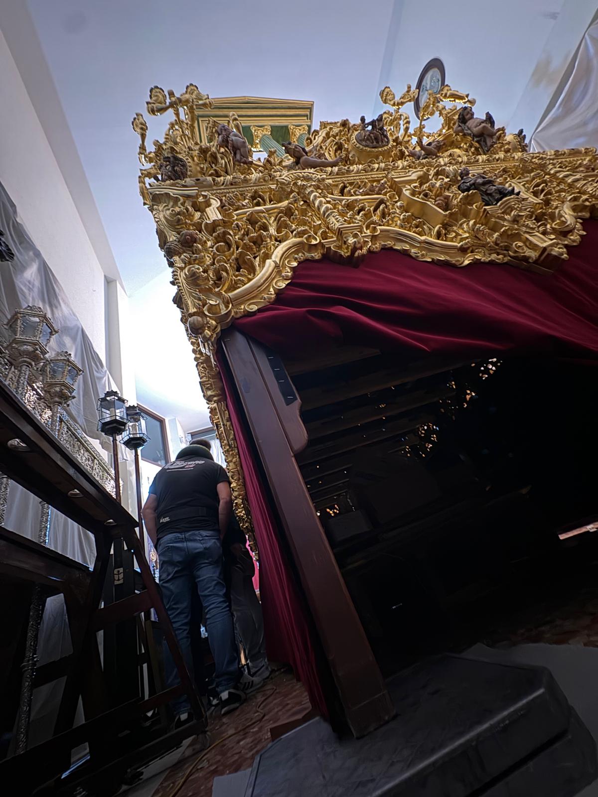 El misterio de la Sentencia con uno de sus zancos sobre una báscula. 