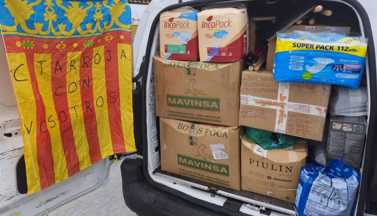 Transporte llegado desde Valencia, voluntarios que colaboran con los músicos jerezanos.