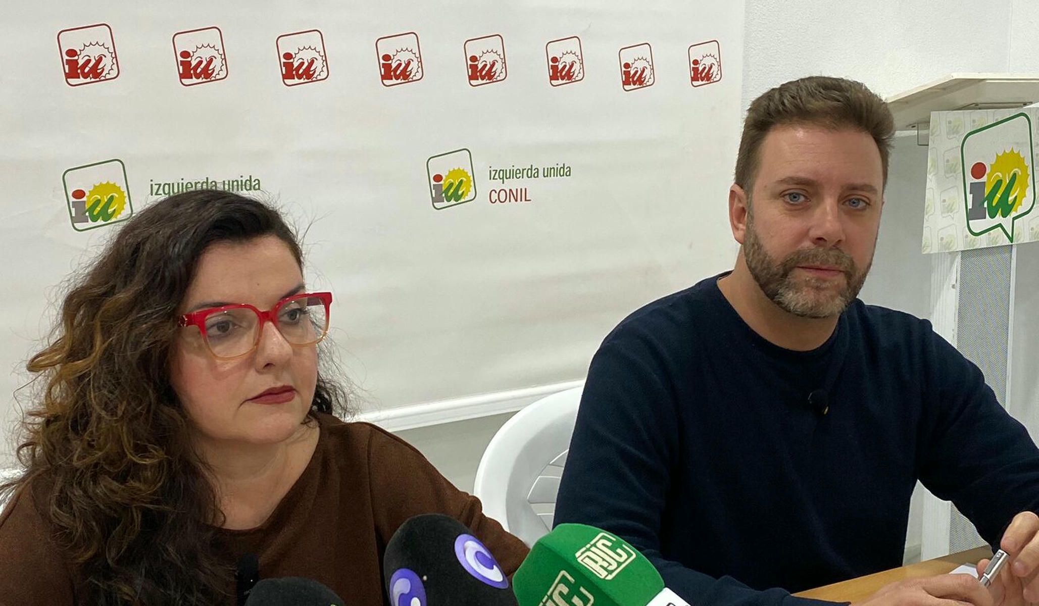 La rueda de prensa de IU en Conil. La rueda de prensa de IU en Conil.