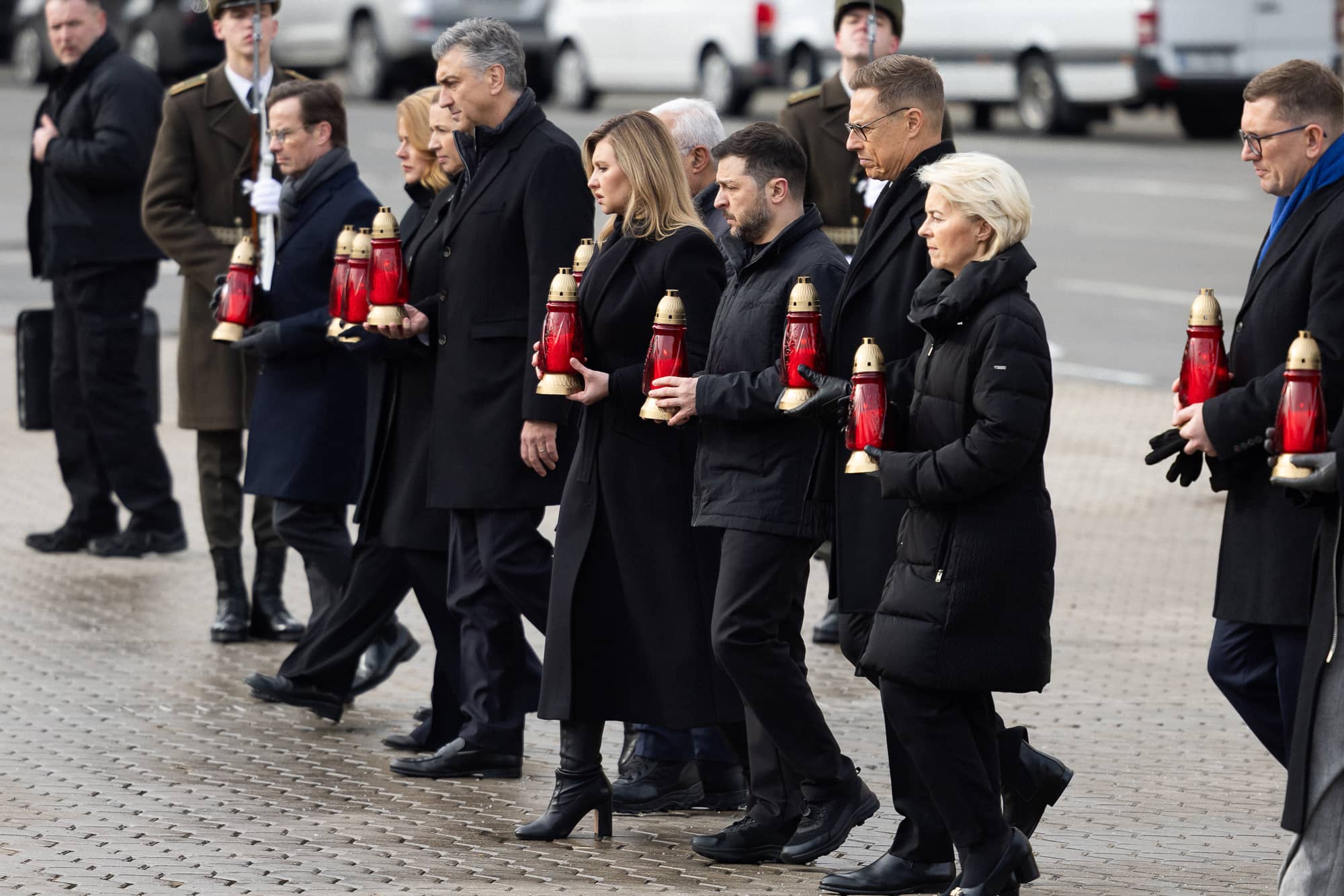 Recuerdo en Ucrana a soldados caídos, con Zelensky y Von der Leyen.