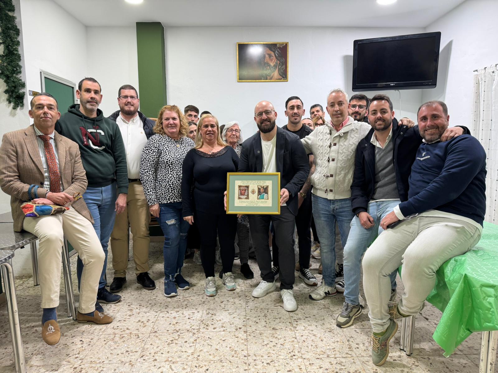 El alcalde y representantes de la agrupación en Lacasa de hermandad. El alcalde y representantes de la agrupación en Lacasa de hermandad.
