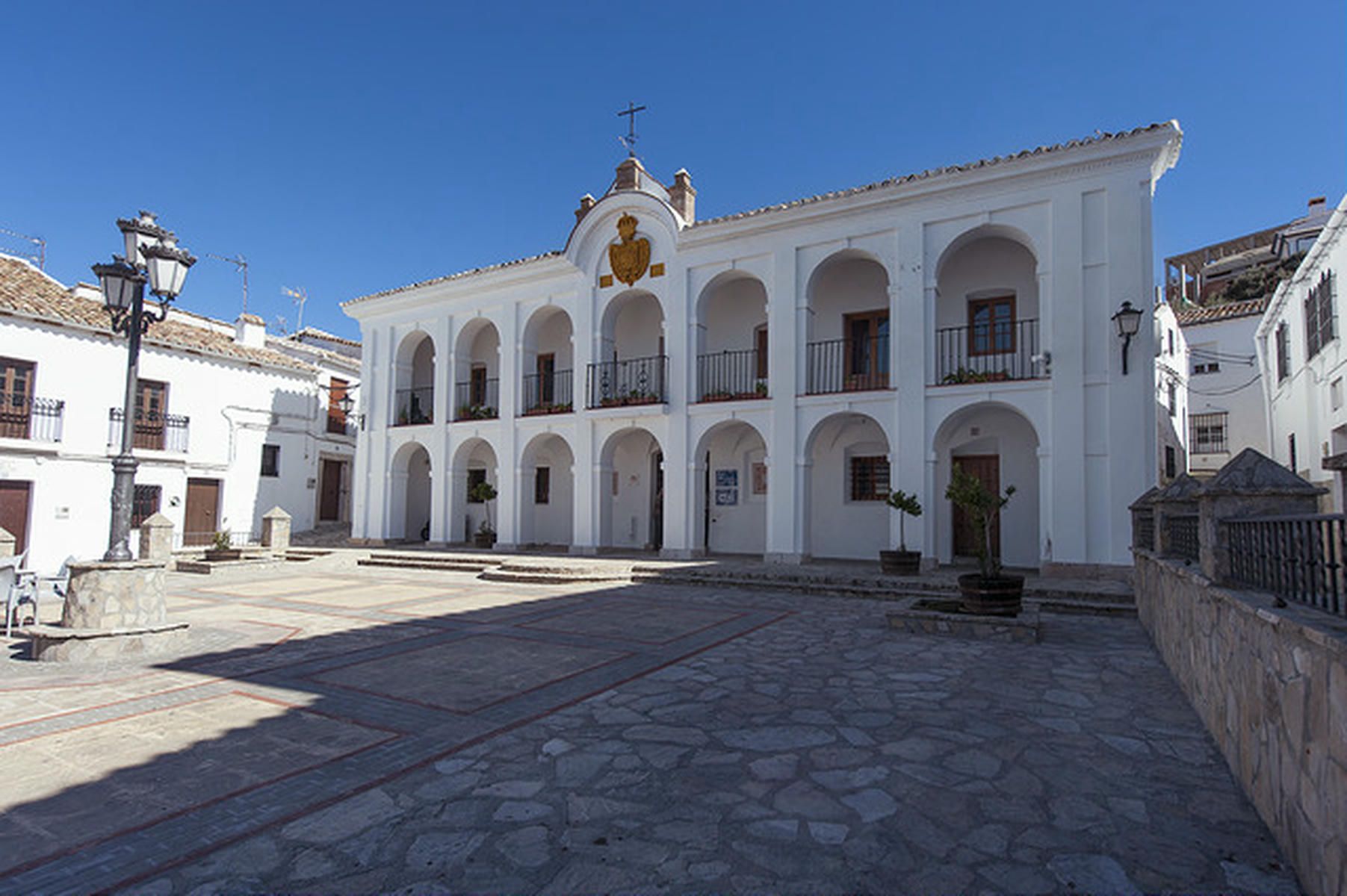 El Ayuntamiento de Benaocaz.