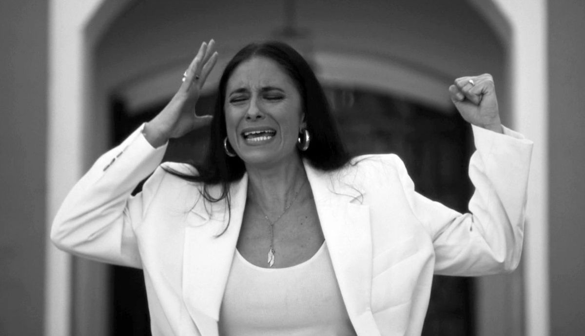 María Pelae interpreta la canción original del documental.