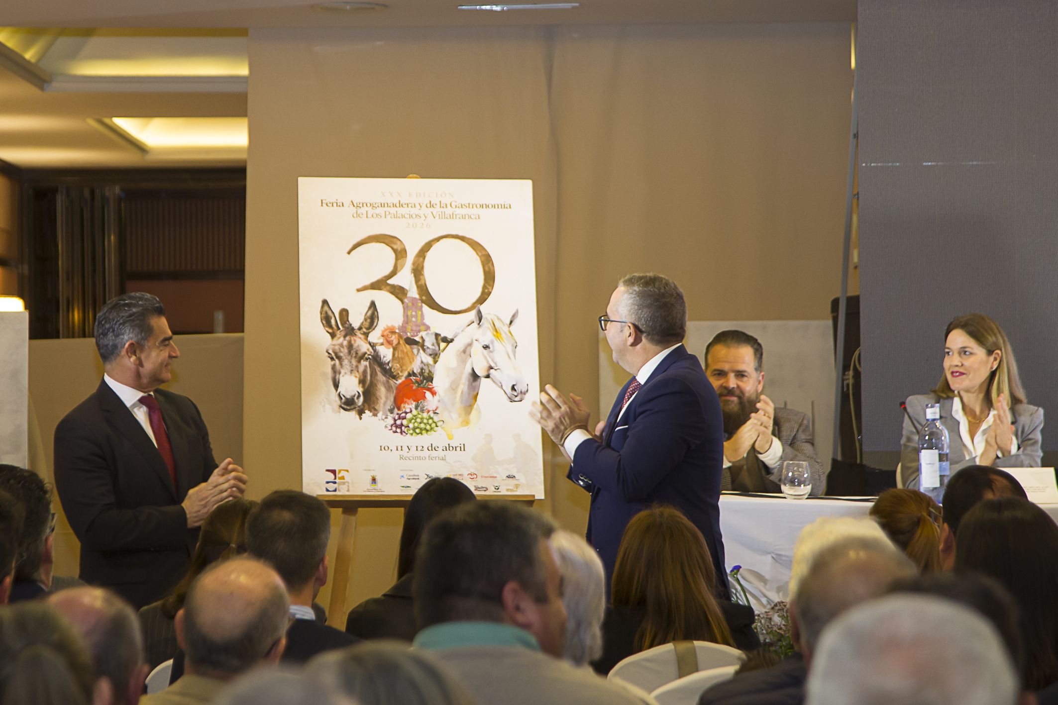 Momento en el que el alcalde de Los Palacios y el gerente de Prodetur descubrieron el cartel anunciador de este año. Momento en el que el alcalde de Los Palacios y el gerente de Prodetur descubrieron el cartel anunciador de este año.