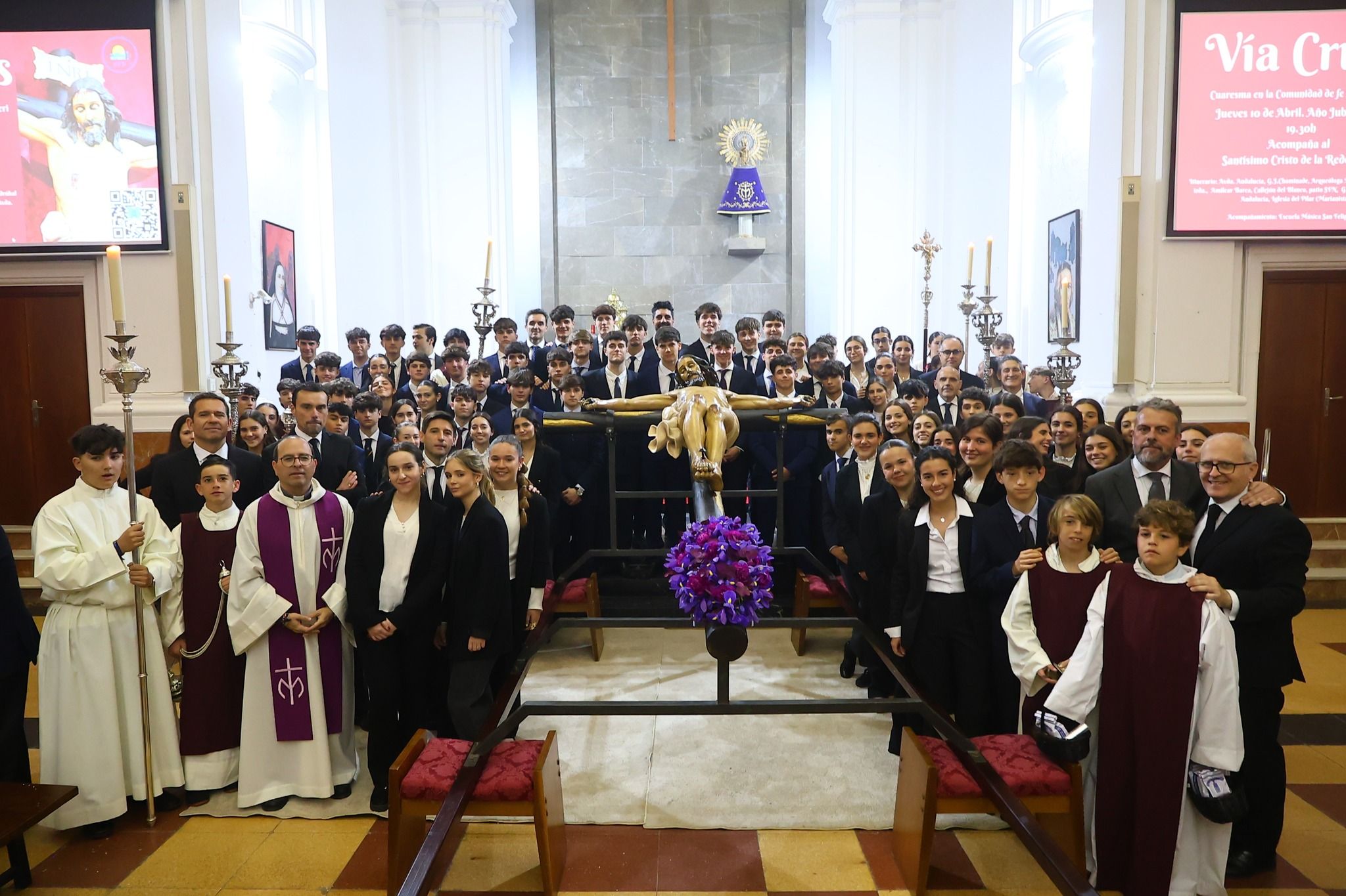 La Comunidad de Fe de San Felipe Neri en torno al Cristo de la Redención.