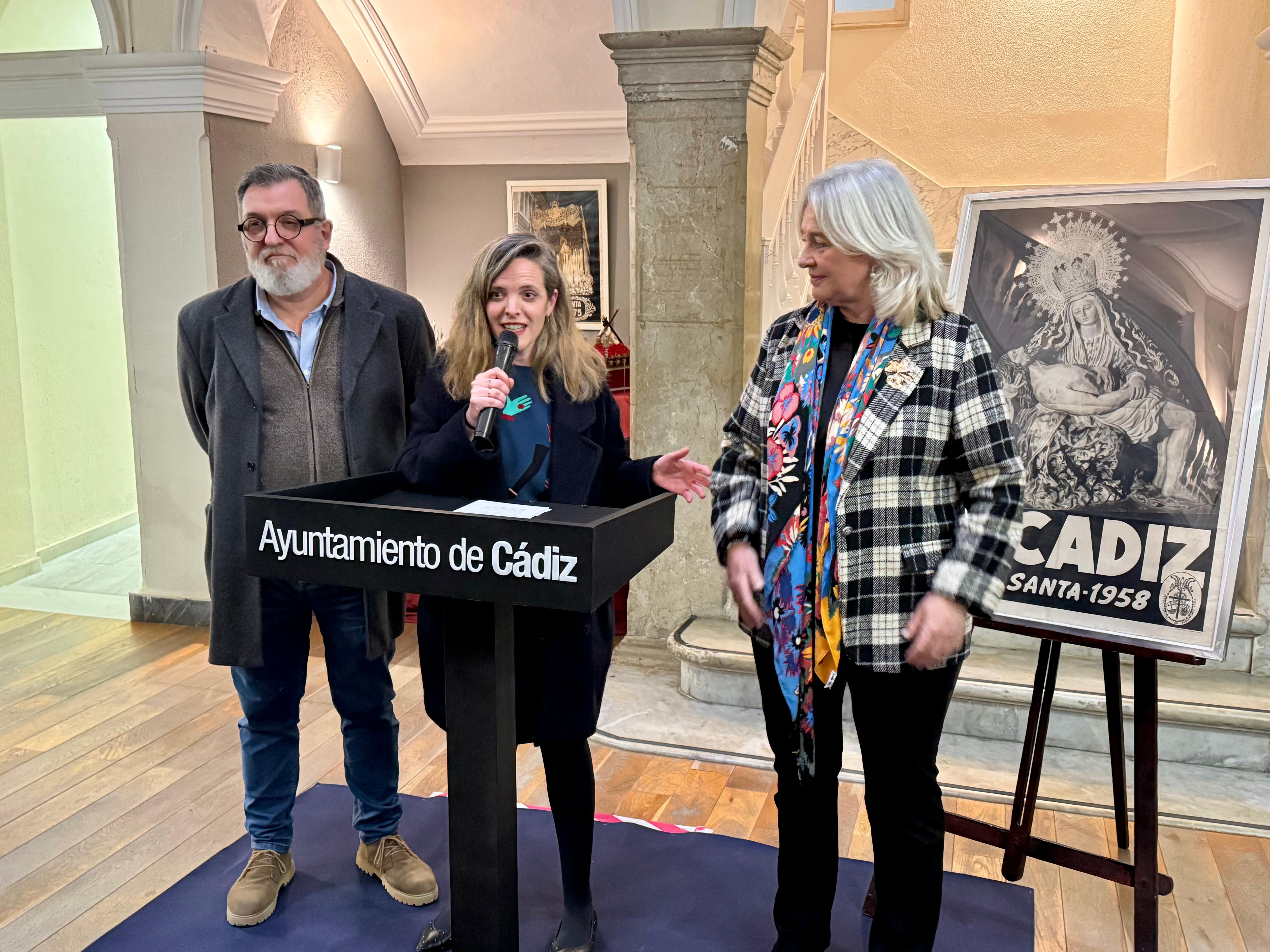 Acto inaugural de las exposiciones en el Centro Cultural de calle Ancha. 