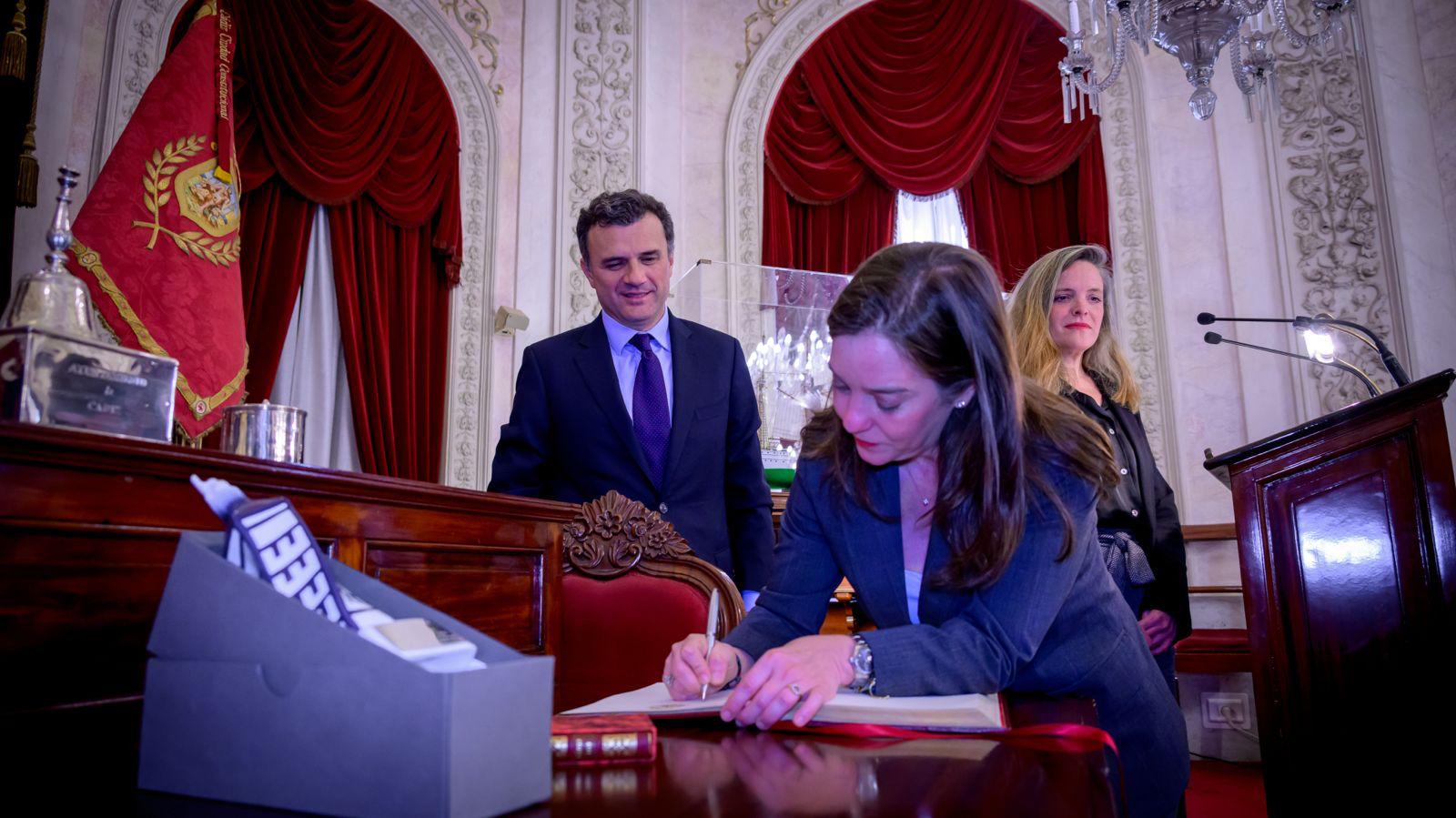 Cádiz y A Coruña sellan 20 años de hermanamiento con la vista puesta en Elcano y los grandes retos del futuro.