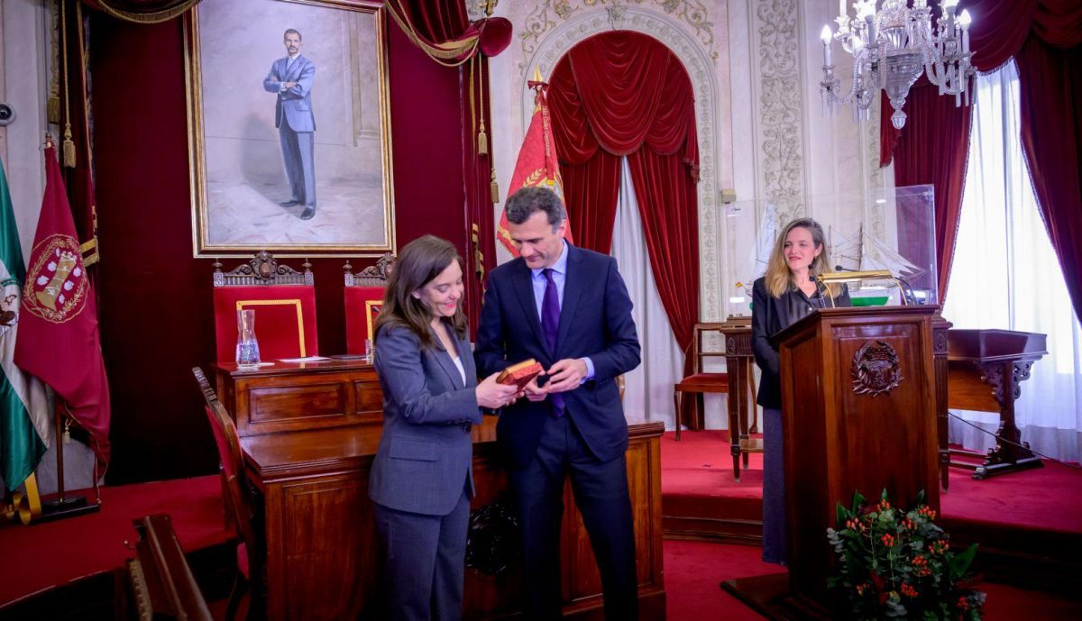 Visita de la regidora coruñesa al Ayuntamiento de Cádiz.