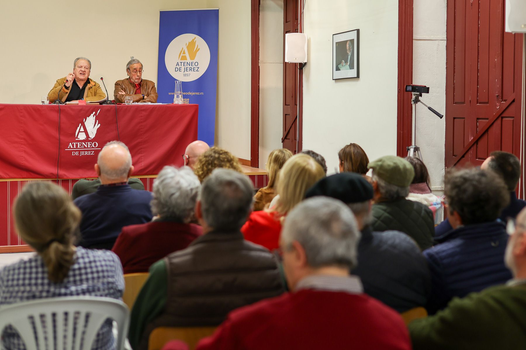 Un momento de la conferencia de Pedro Pacheco ante una abarrotada sala del Ateneo de Jerez, este pasado miércoles por la tarde.