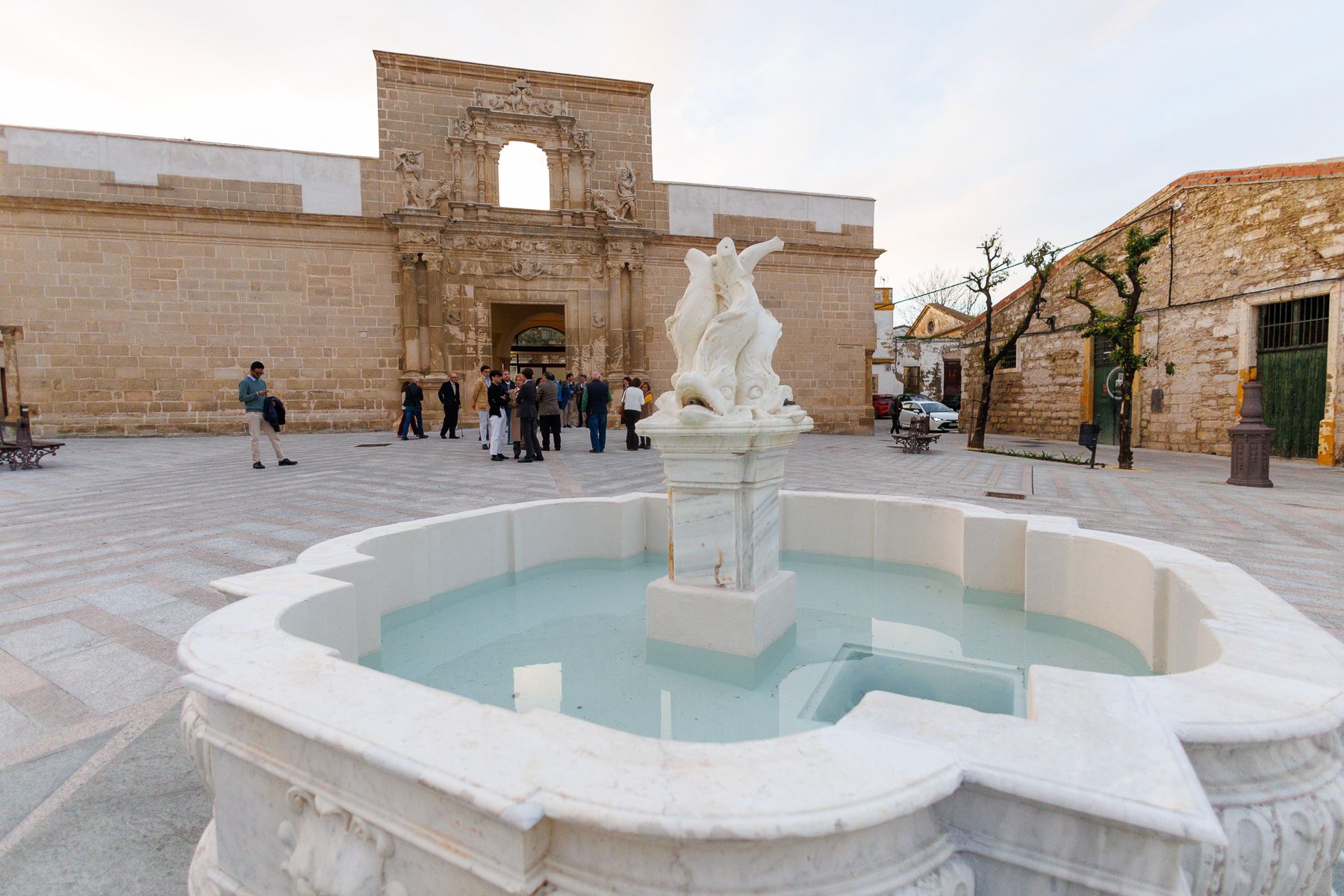 La renovada fuente, símbolo de la Plaza del Mercado en Jerez.