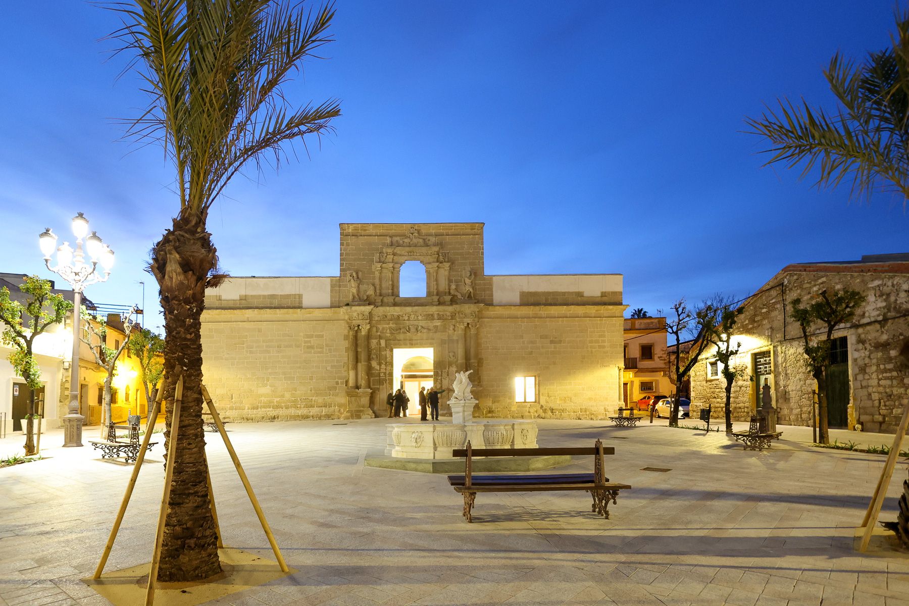 Vista de la Plaza del Mercado en Jerez, con un iluminado Palacio de Riquelme, tras la primera fase de su espectacular rehabilitación.