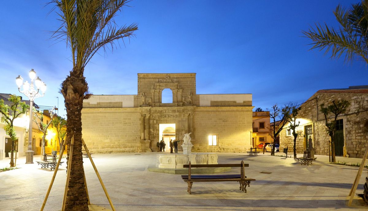 Vista de la Plaza del Mercado en Jerez, con un iluminado Palacio de Riquelme, tras la primera fase de su espectacular rehabilitación.