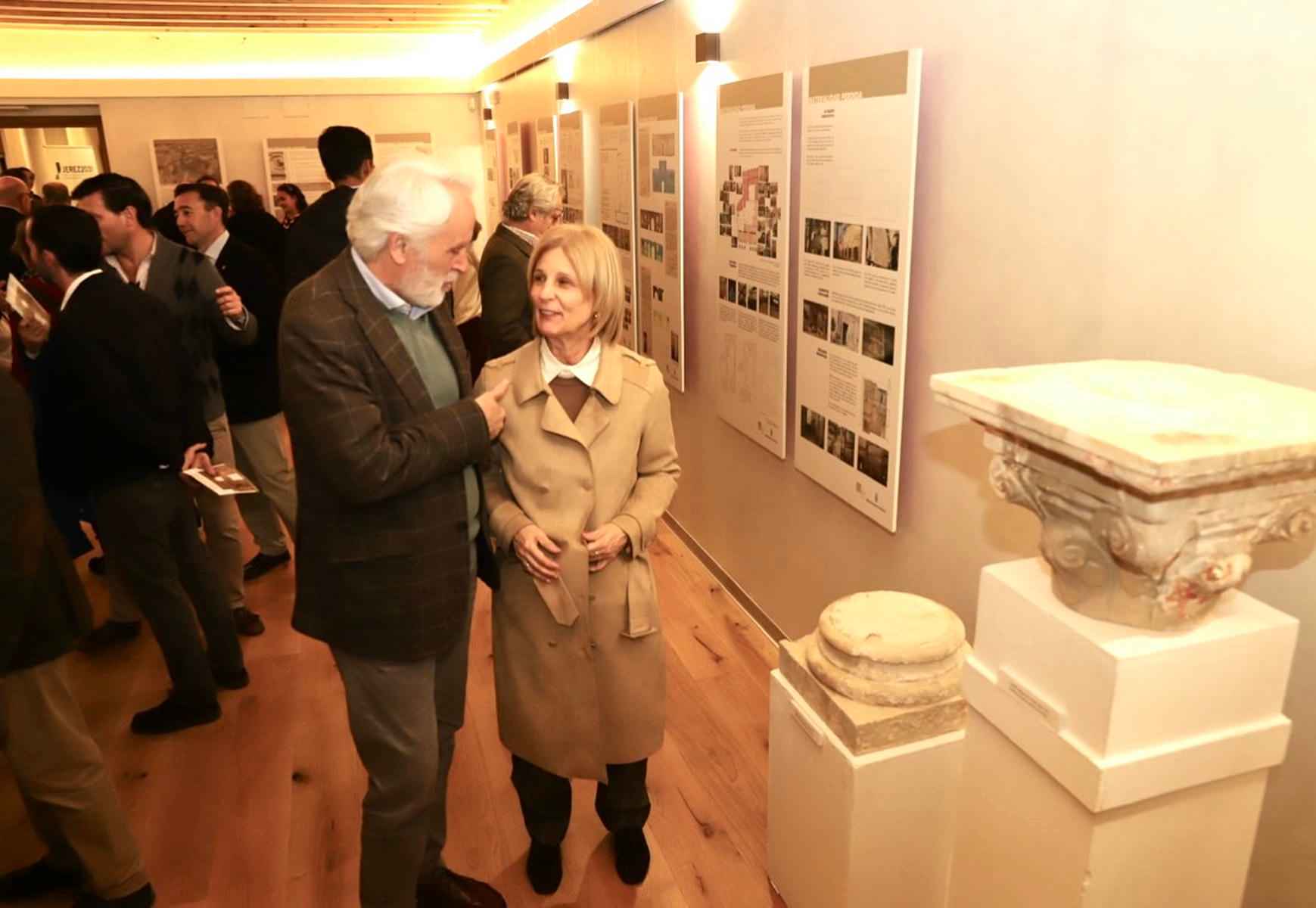 La alcaldesa de Jerez, María José García Pelayo, junto al primer teniente de alcaldesa, Agustín Muñoz, en la inauguración de la exposición. La alcaldesa de Jerez, María José García Pelayo, junto al primer teniente de alcaldesa, Agustín Muñoz, en la inauguración de la exposición.