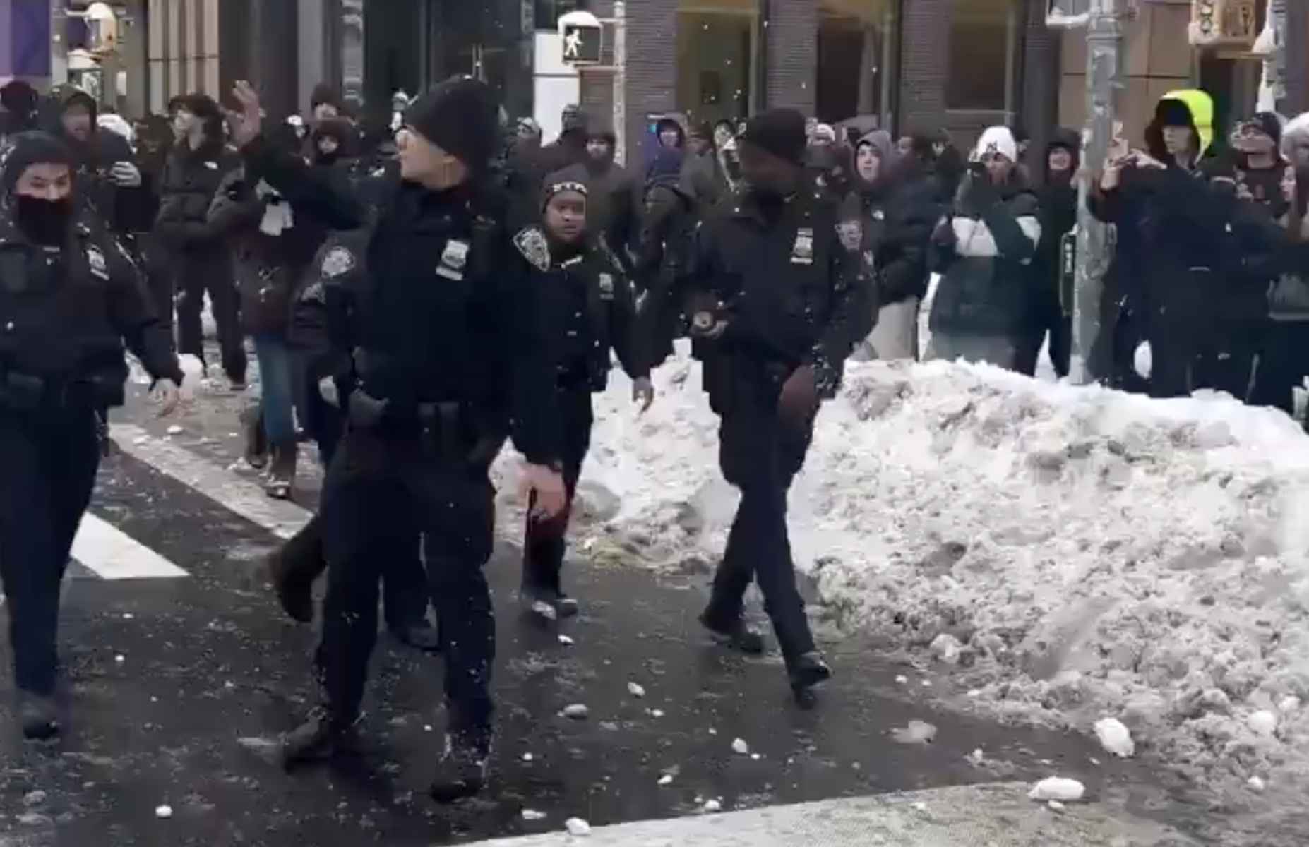 Policías de Nueva York, atacados con bolas de nieve.
