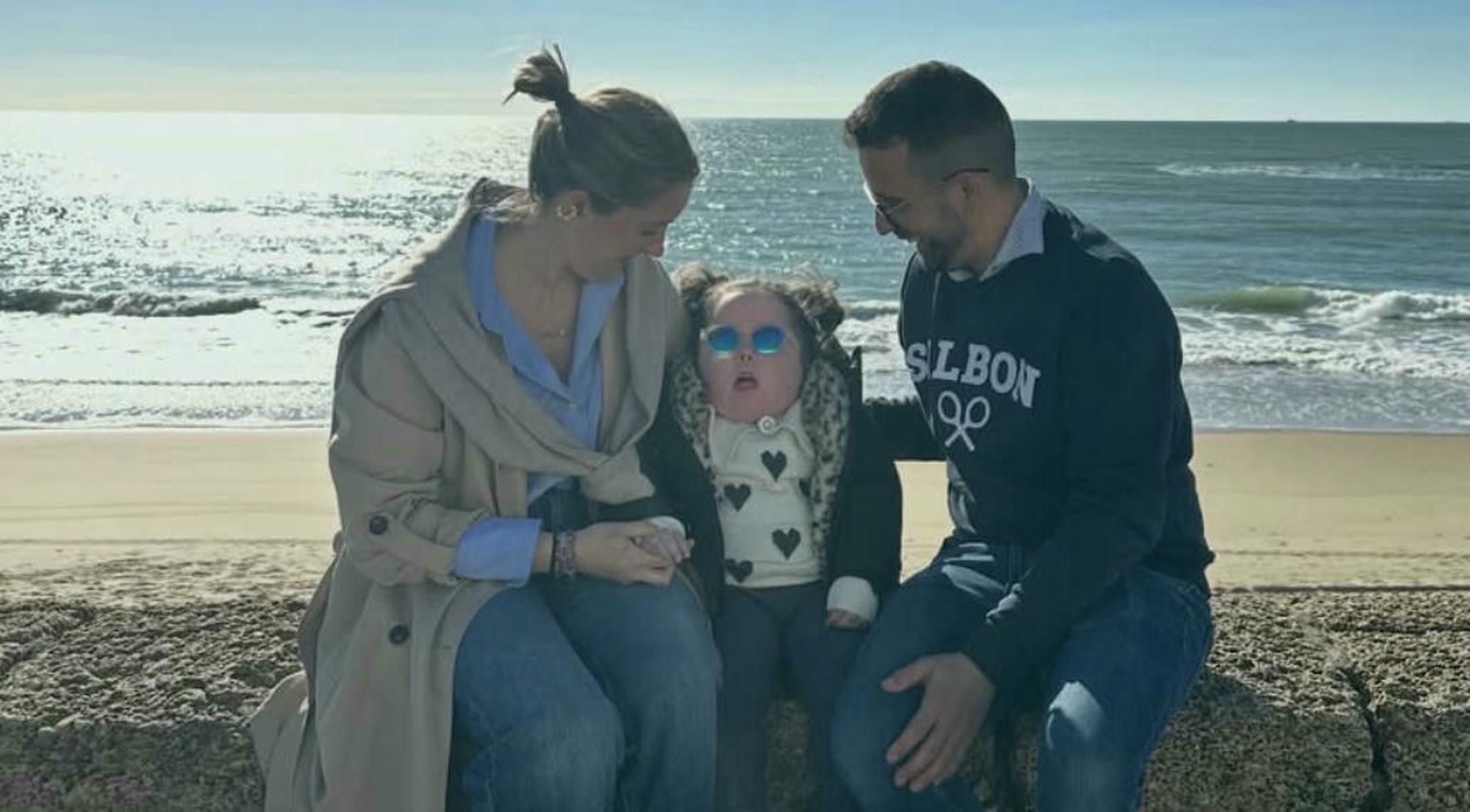 La pequeña Valentina, con sus padres, en una foto reciente.