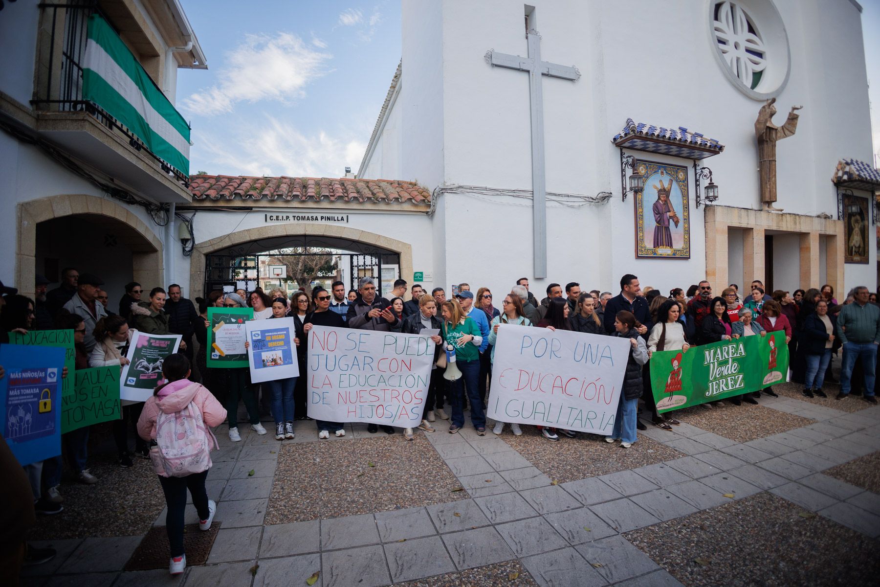 Movilización a las puertas del CEIP Tomasa Pinilla de Guadalcacín.