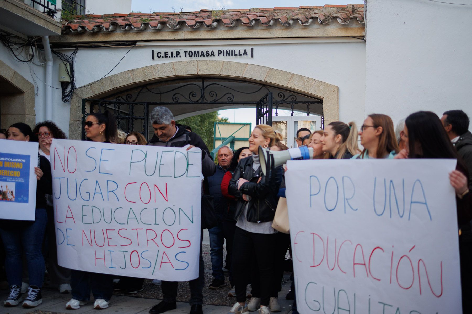 Protesta en el Tomasa Pinilla con el cierre de aulas. Protesta en el Tomasa Pinilla con el cierre de aulas.