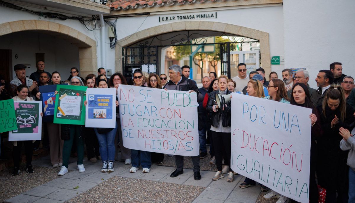 Familias a las puertas del CEIP Tomasa Pinilla.