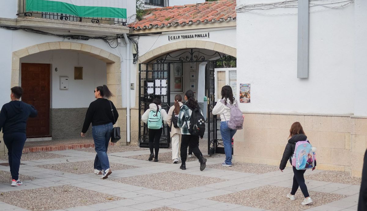 Varios alumnos, entrando al CEIP Tomasa Pinilla a primera hora de la mañana.
