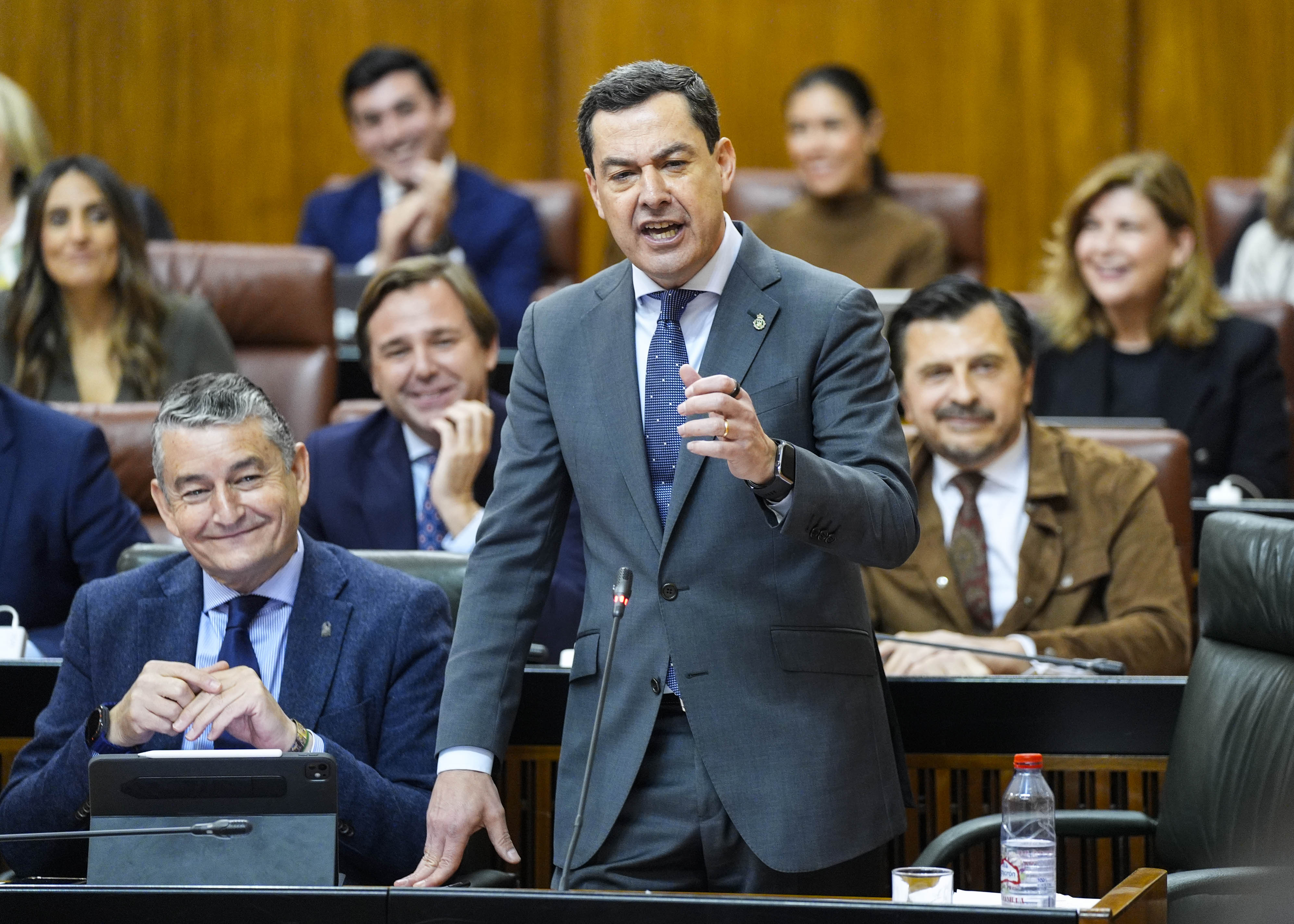 Juanma Moreno en el Parlamento. Juanma Moreno en el Parlamento.