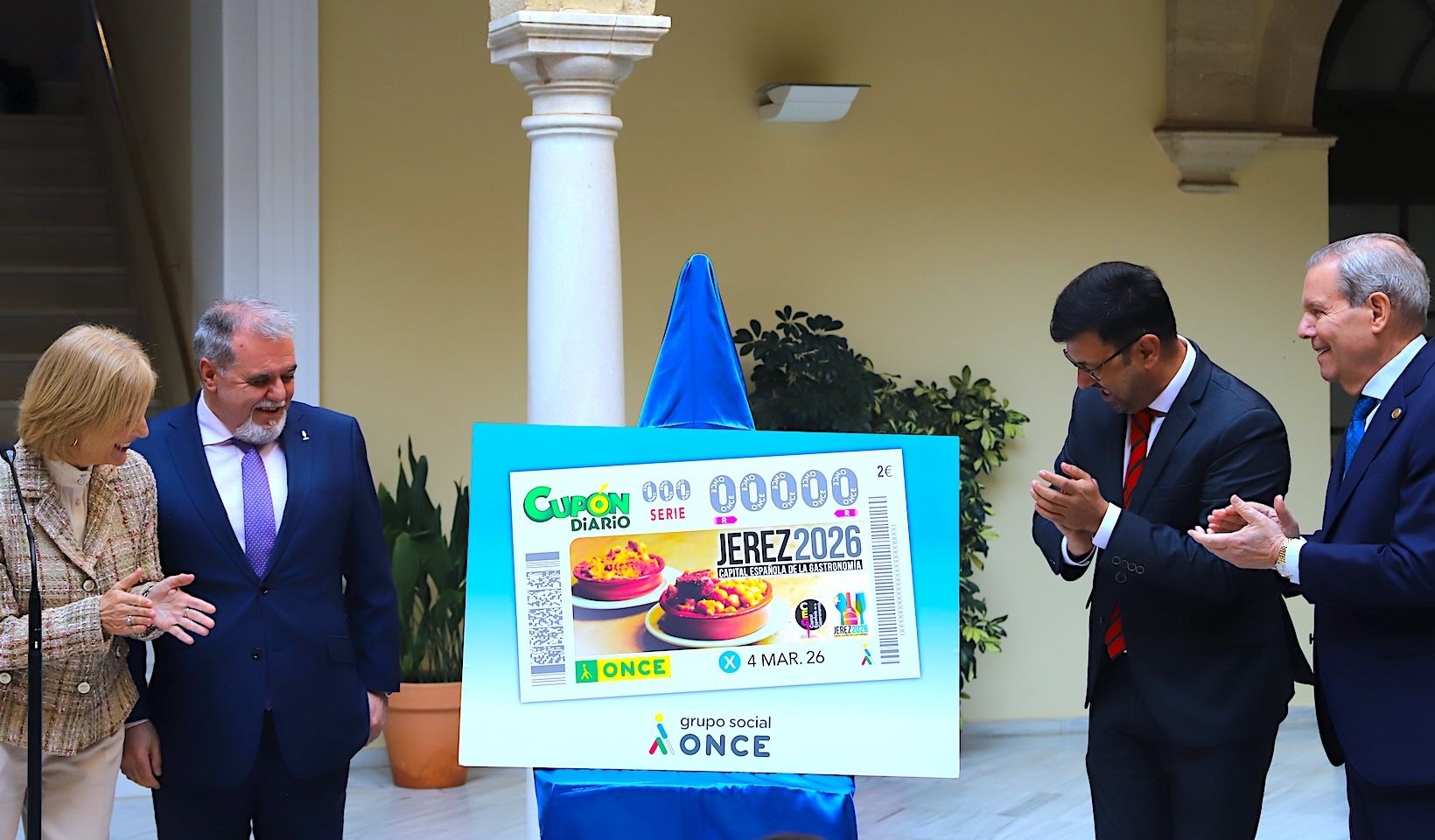 La alcaldesa María José García-Pelayo presenta el cupón conmemorativo de la Capital Española de la Gastronomía 2026 junto a responsables de la ONCE y del sector hostelero.