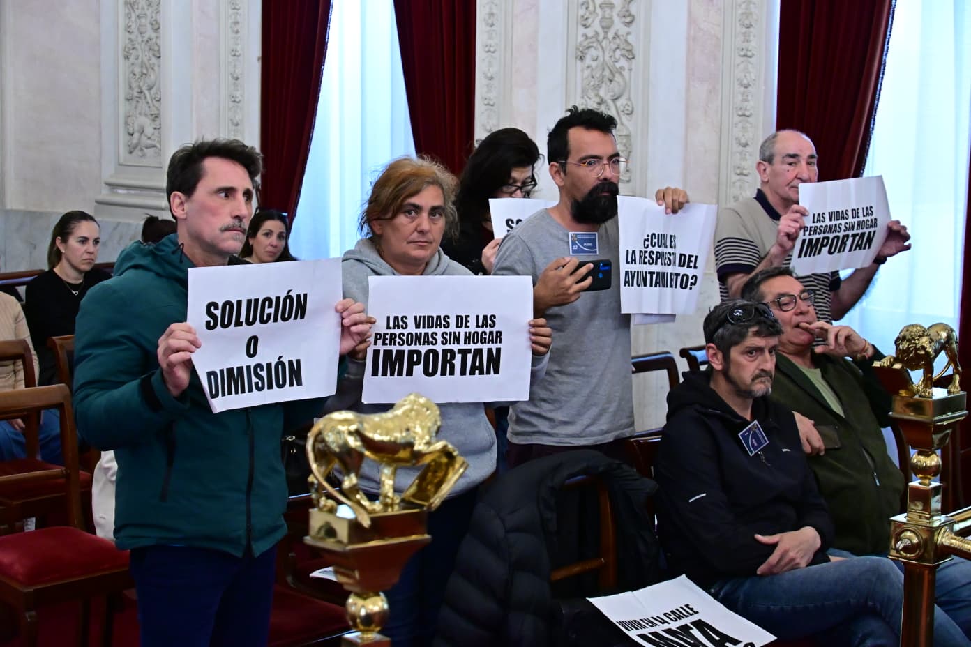 Activistas del Movimiento de Personas Sin Hogar, en el pleno. Activistas del Movimiento de Personas Sin Hogar, en el pleno.