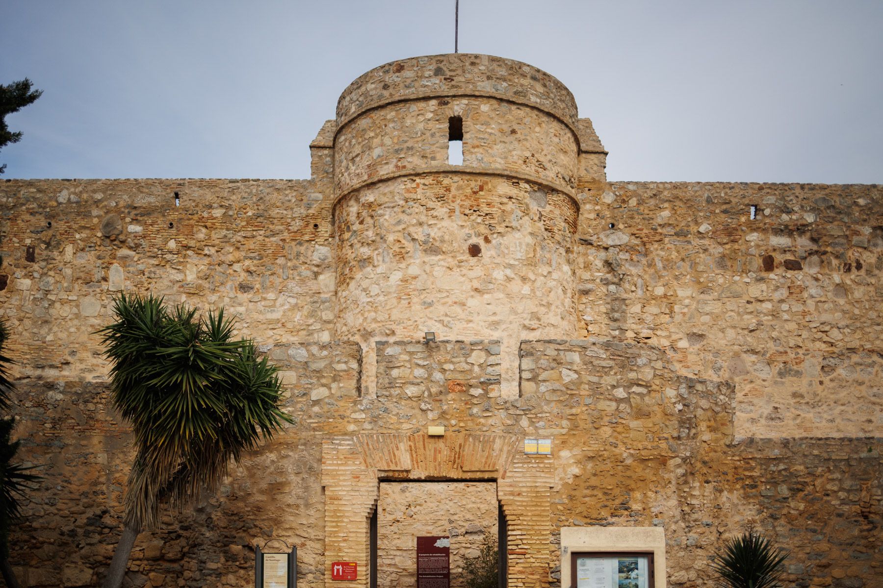El castillo de Santiago, una de las visitas obligadas de la ruta del Barrio Alto de Sanlúcar.