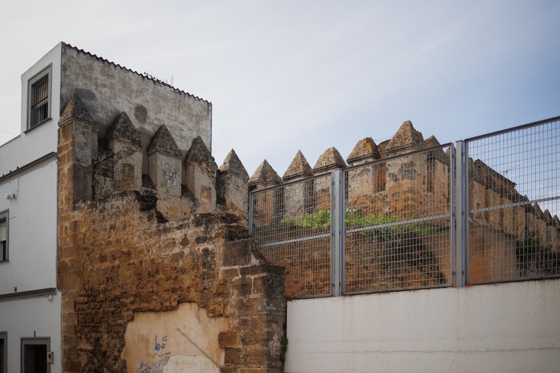 Los restos de la antigua muralla de Sanlúcar.
