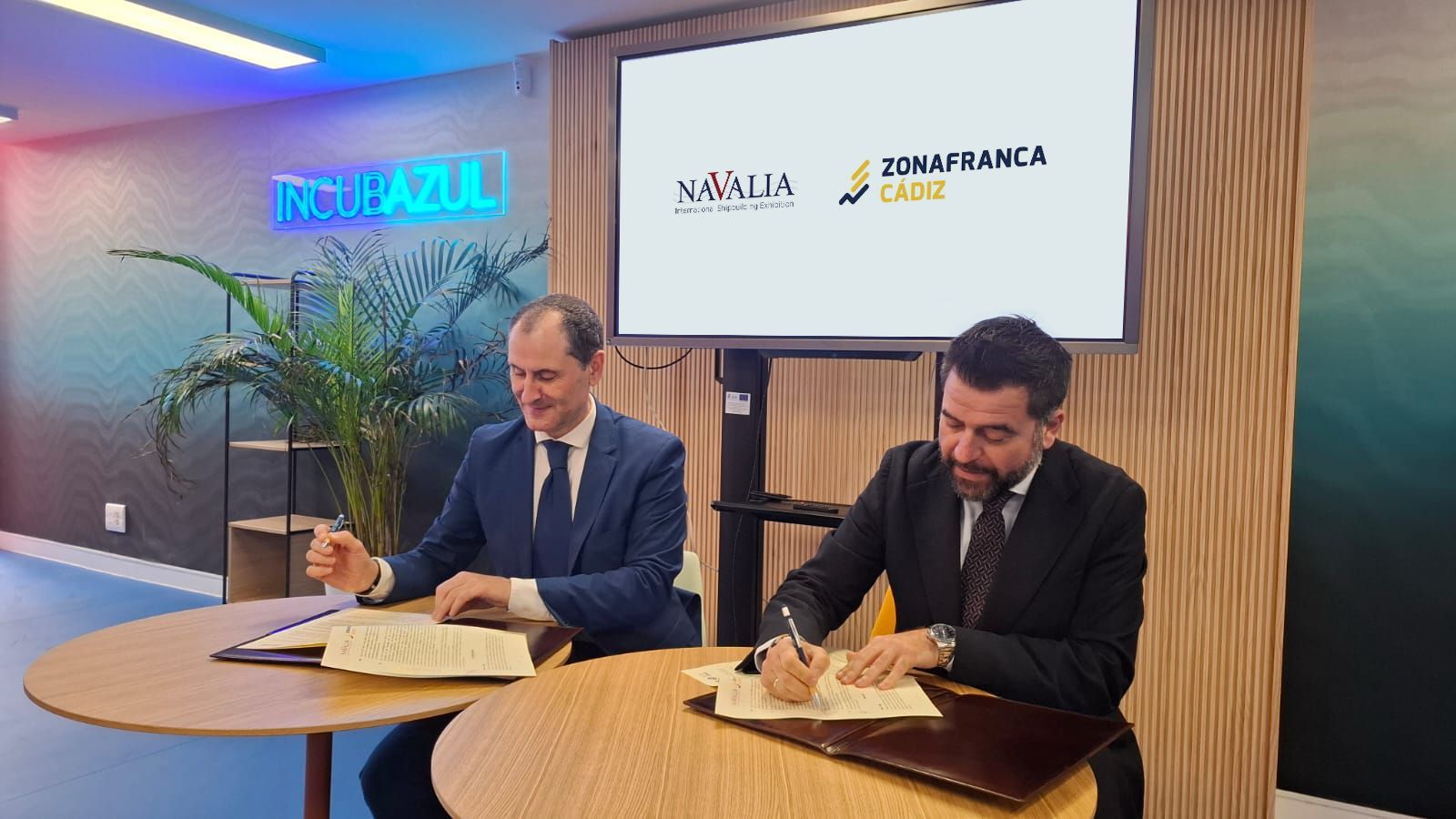 Fran González y Javier Arnau firman la alianza entre Zona Franca de Cádiz y Navalia.