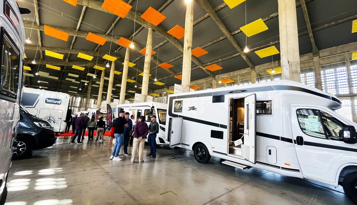 Los visitantes descubren los detalles de los vehiculos.