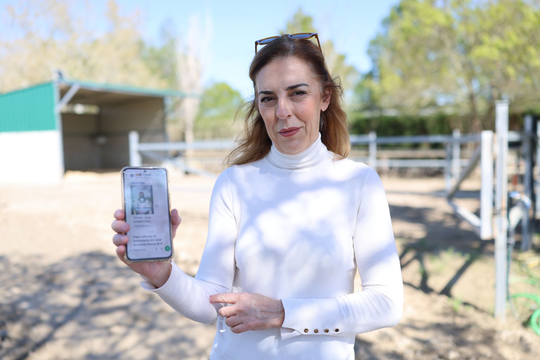María José, enseñando el vídeo de la polémica.