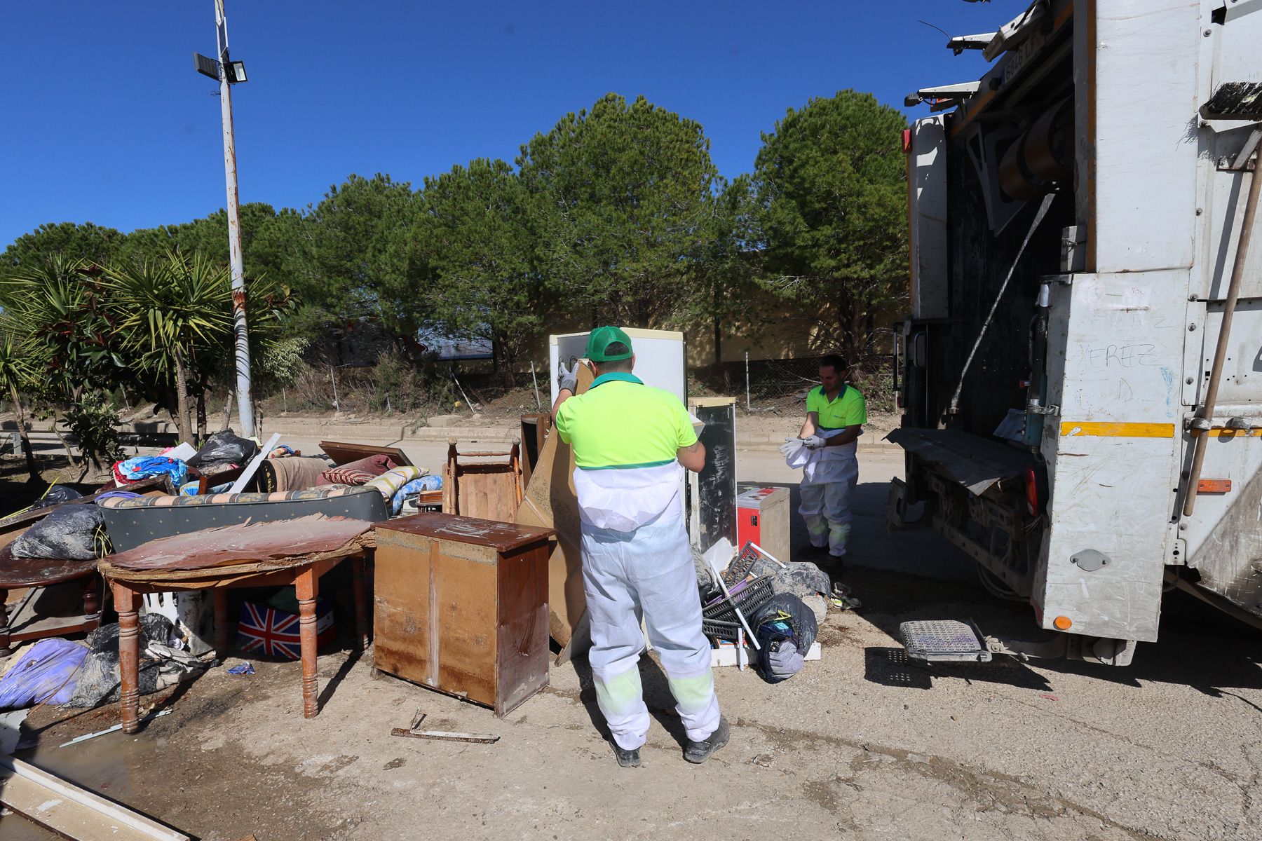 Operarios trabajando en Las Pachecas tras el temporal