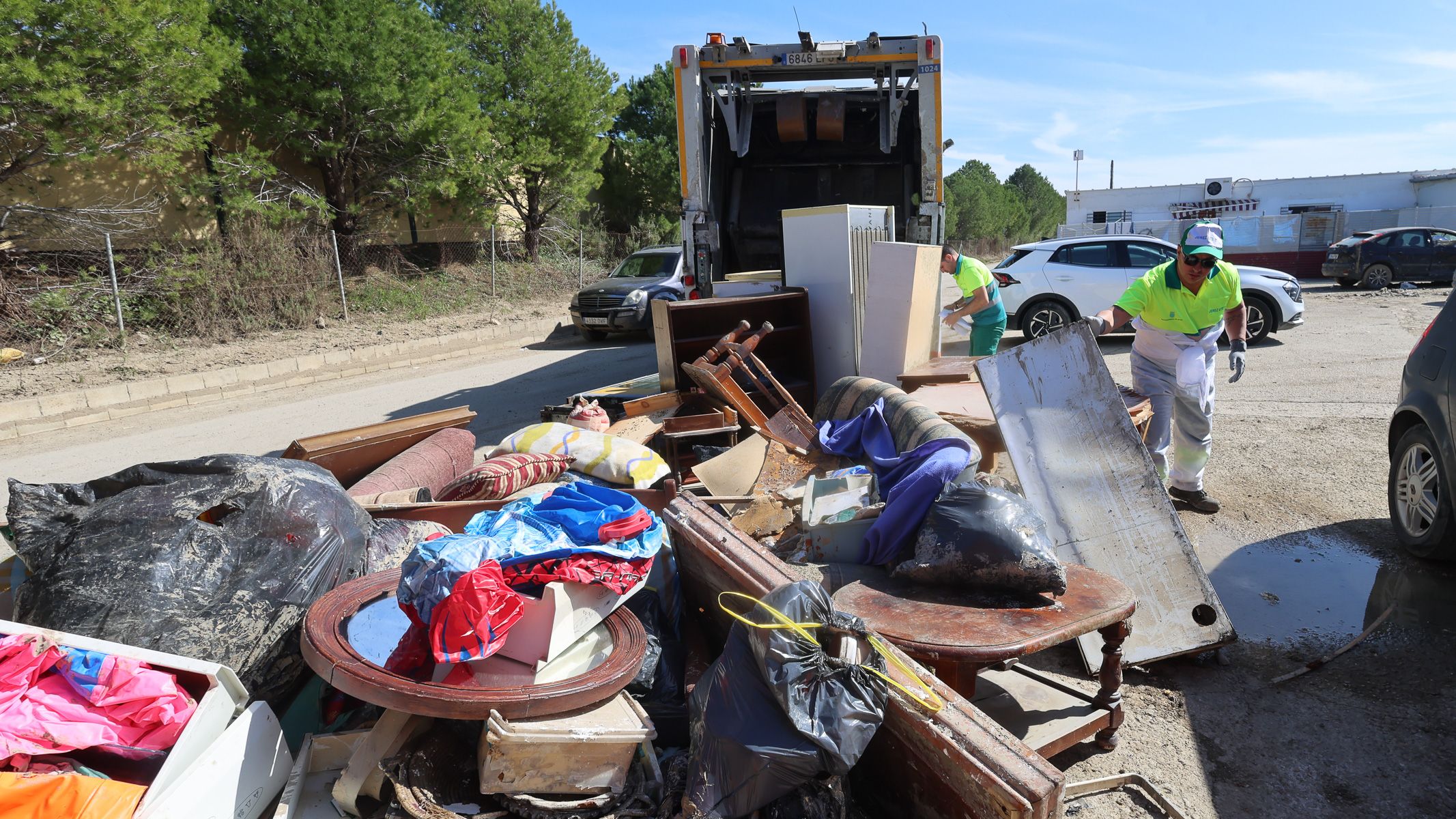 Numerosos electrodomésticos y muebles, destrozados, tirados a la basura en Las Pachecas.
