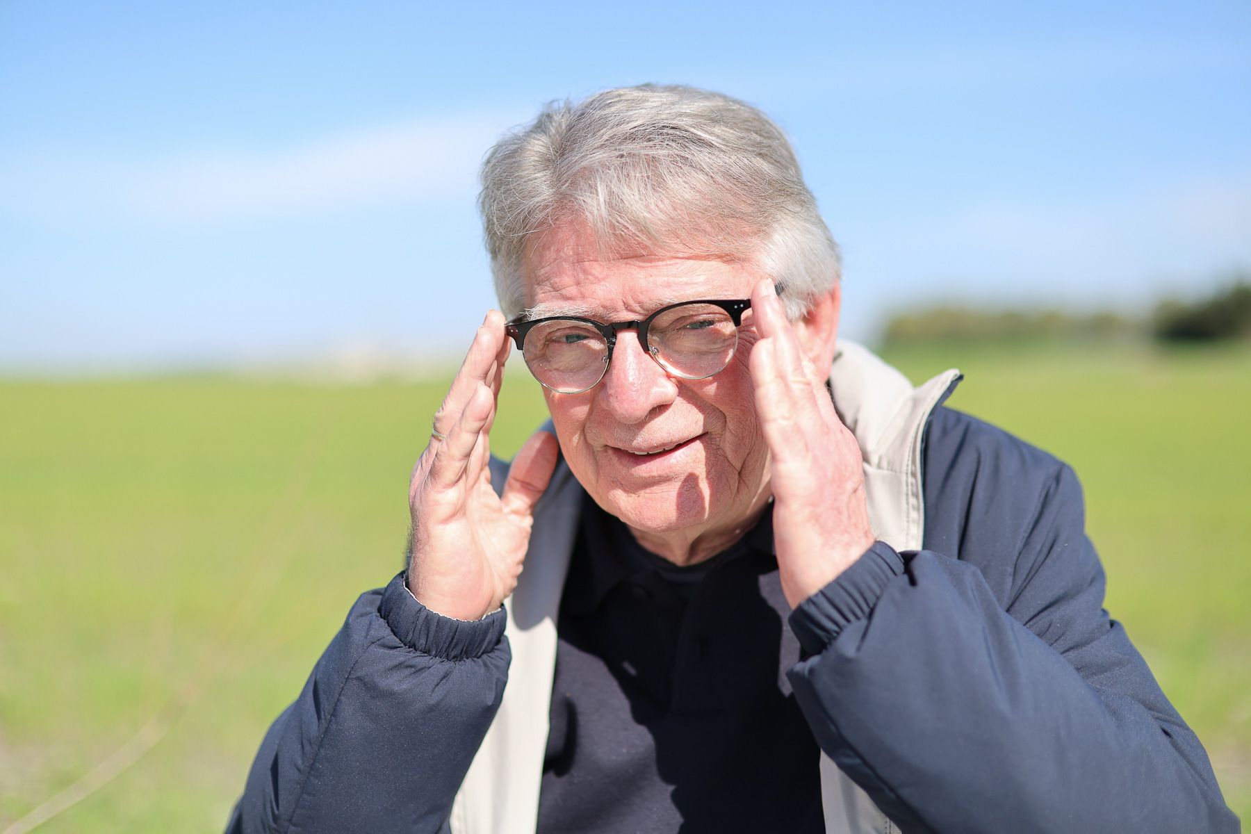 Paco González Cabaña se ajusta las gafas para un retrato, tras la entrevista en días pasados con lavozdelsur.es.