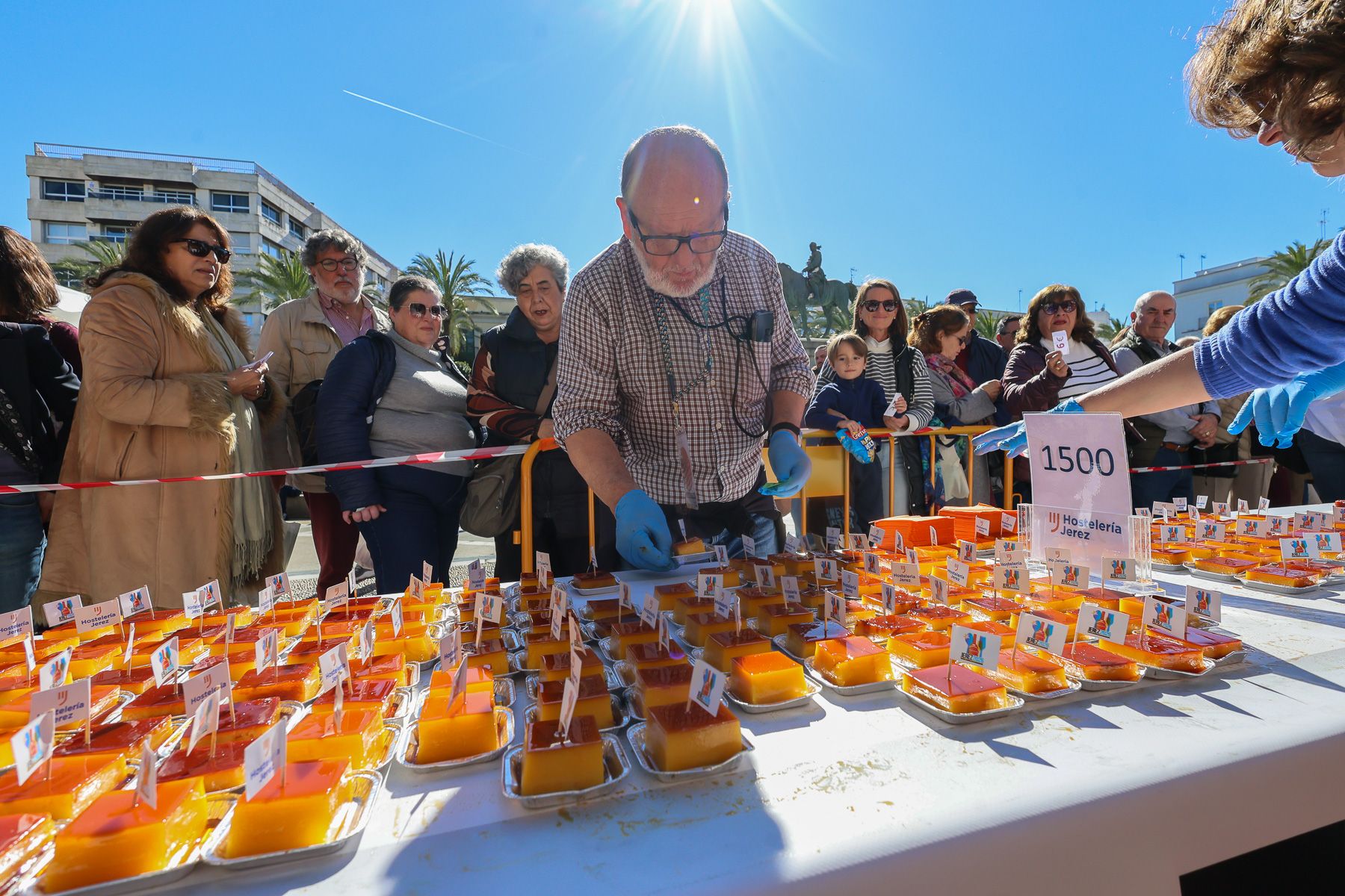 La venta solidaria de tocino de cielo en el Arenal, de los primeros actos de la Capital Gastronómica de Jerez. La venta solidaria de tocino de cielo en el Arenal, de los primeros actos de la Capital Gastronómica de Jerez.
