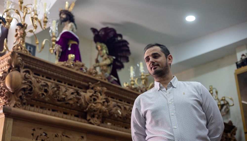 Fran Guillén junto al paso del Señor de la Humildad, en una imagen de archivo.