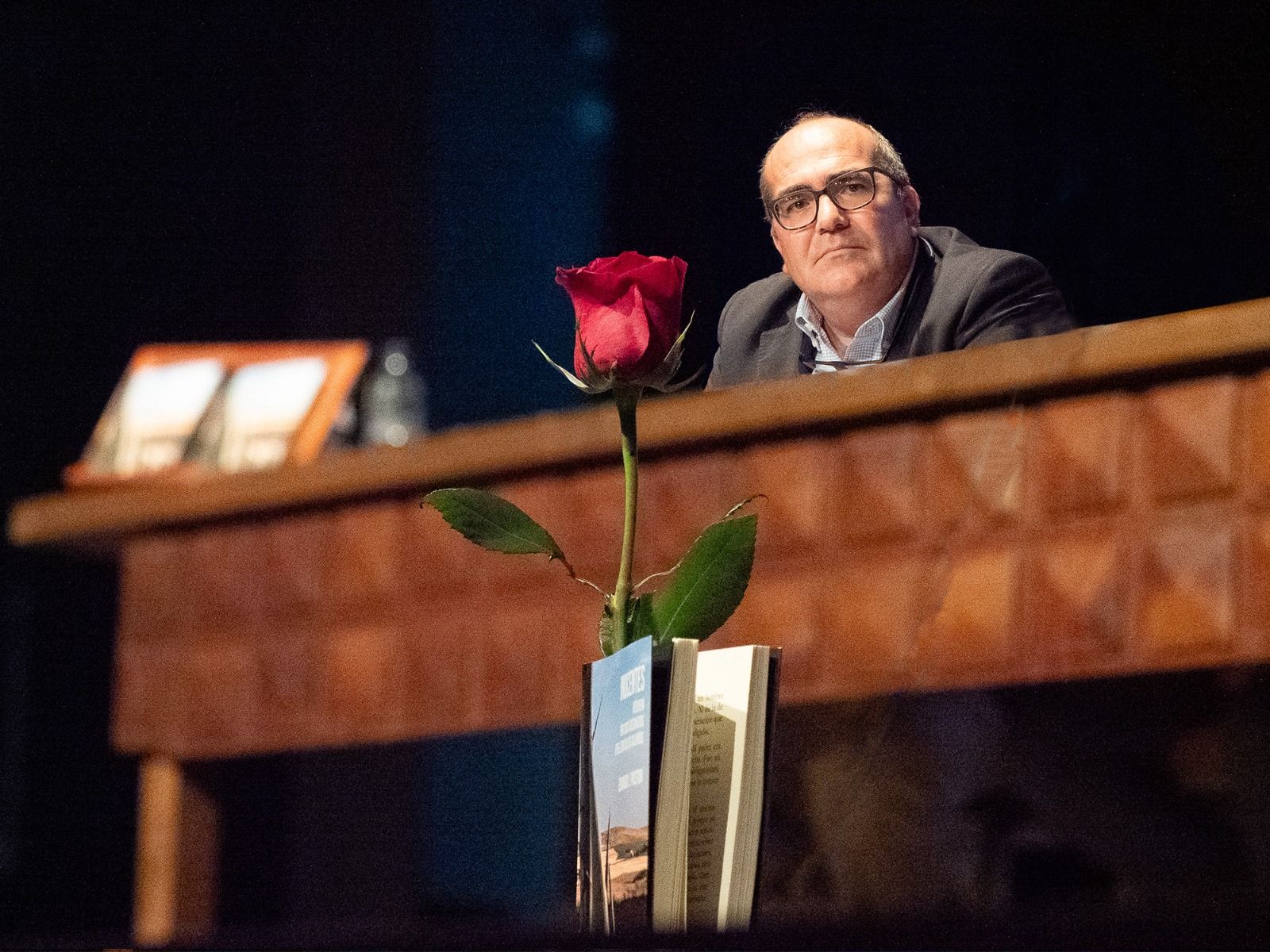 El escritor Eduardo J. Pastor, autor de un buen puñado de libros sobre poetas y flamencos andaluces, promociona ahora su obra sobre el crimen de Los Galindos. El escritor Eduardo J. Pastor, autor de un buen puñado de libros sobre poetas y flamencos andaluces, promociona ahora su obra sobre el crimen de Los Galindos.