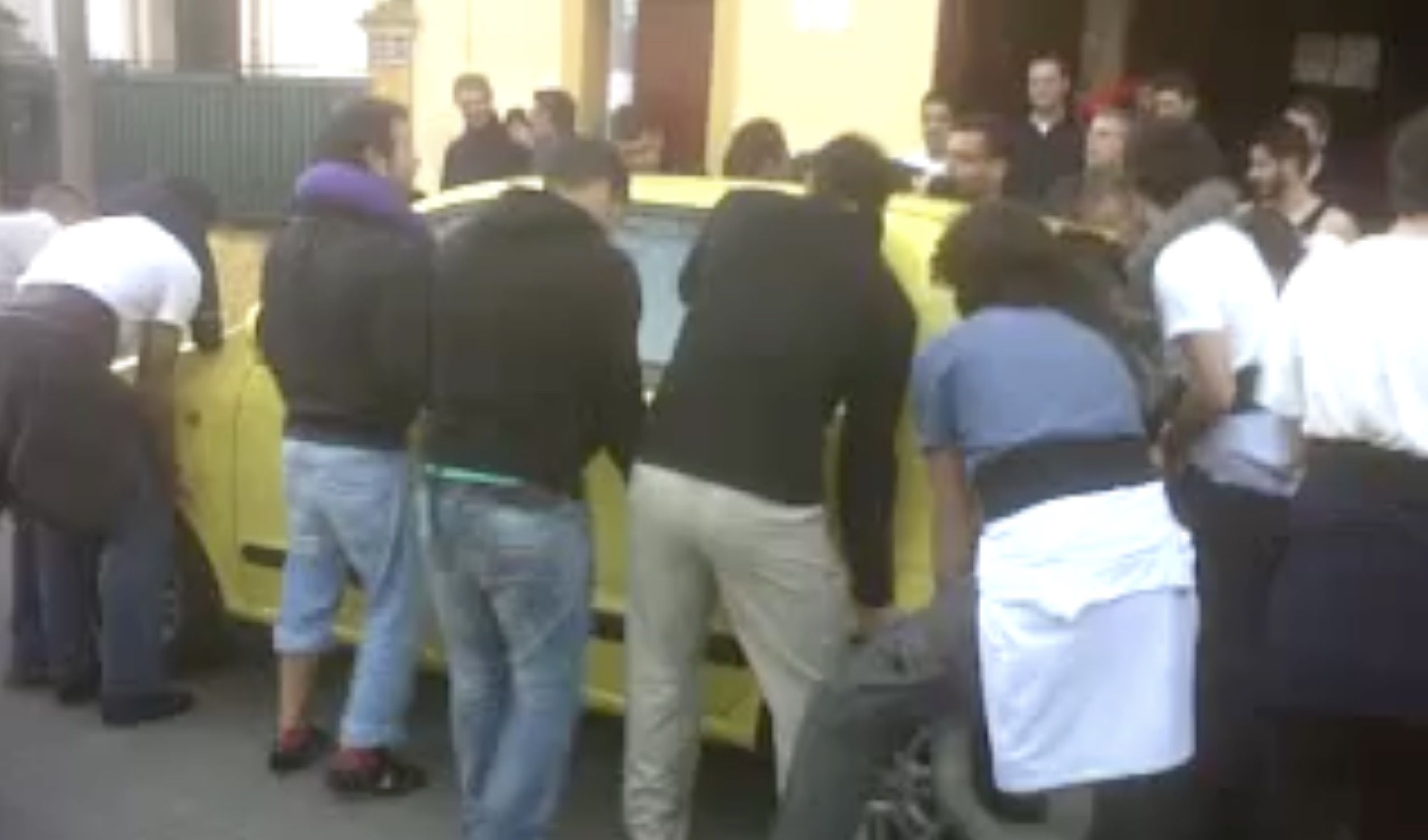 Costaleros del paso de misterio de la Defensión moviendo el coche en el año 2012