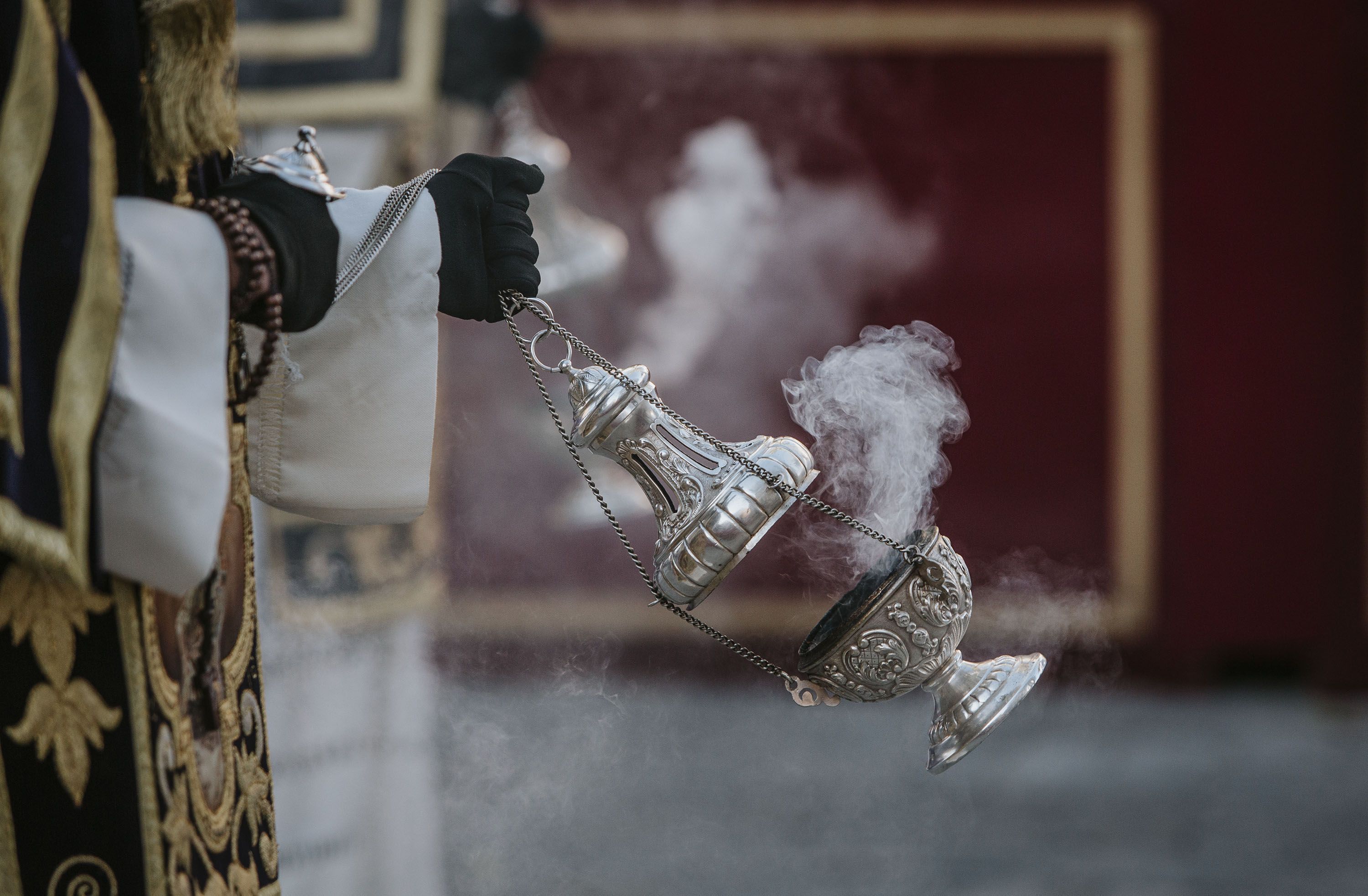 Incensario ante un paso durante la Semana Santa. Incensario ante un paso durante la Semana Santa.