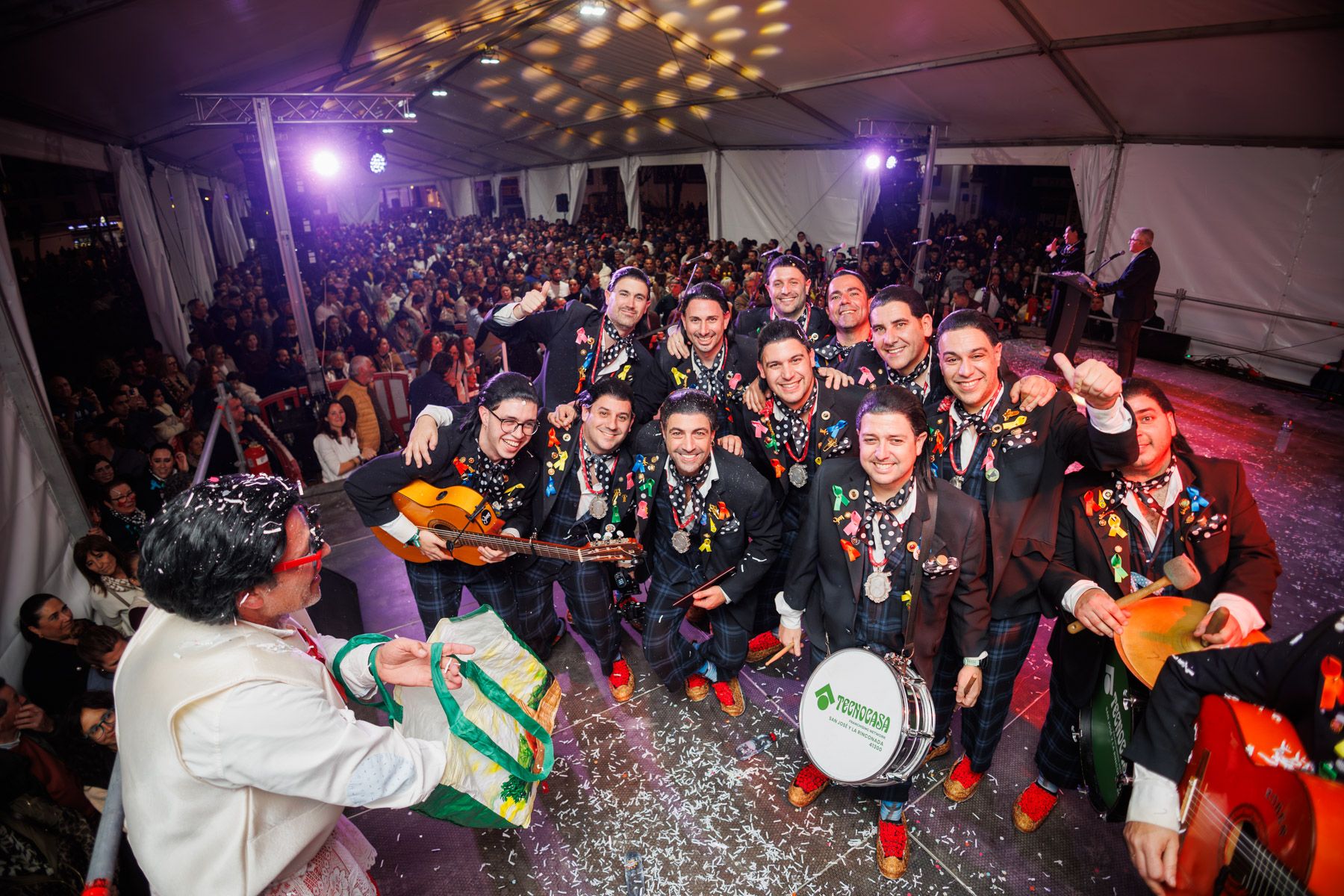 El Bizcocho, acompañado de su chirigota, pregona el Carnaval de Sanlúcar 2026. El Bizcocho, acompañado de su chirigota, pregona el Carnaval de Sanlúcar 2026.