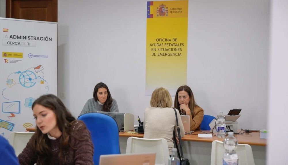 Los primeros vecinos en la oficina de Grazalema.