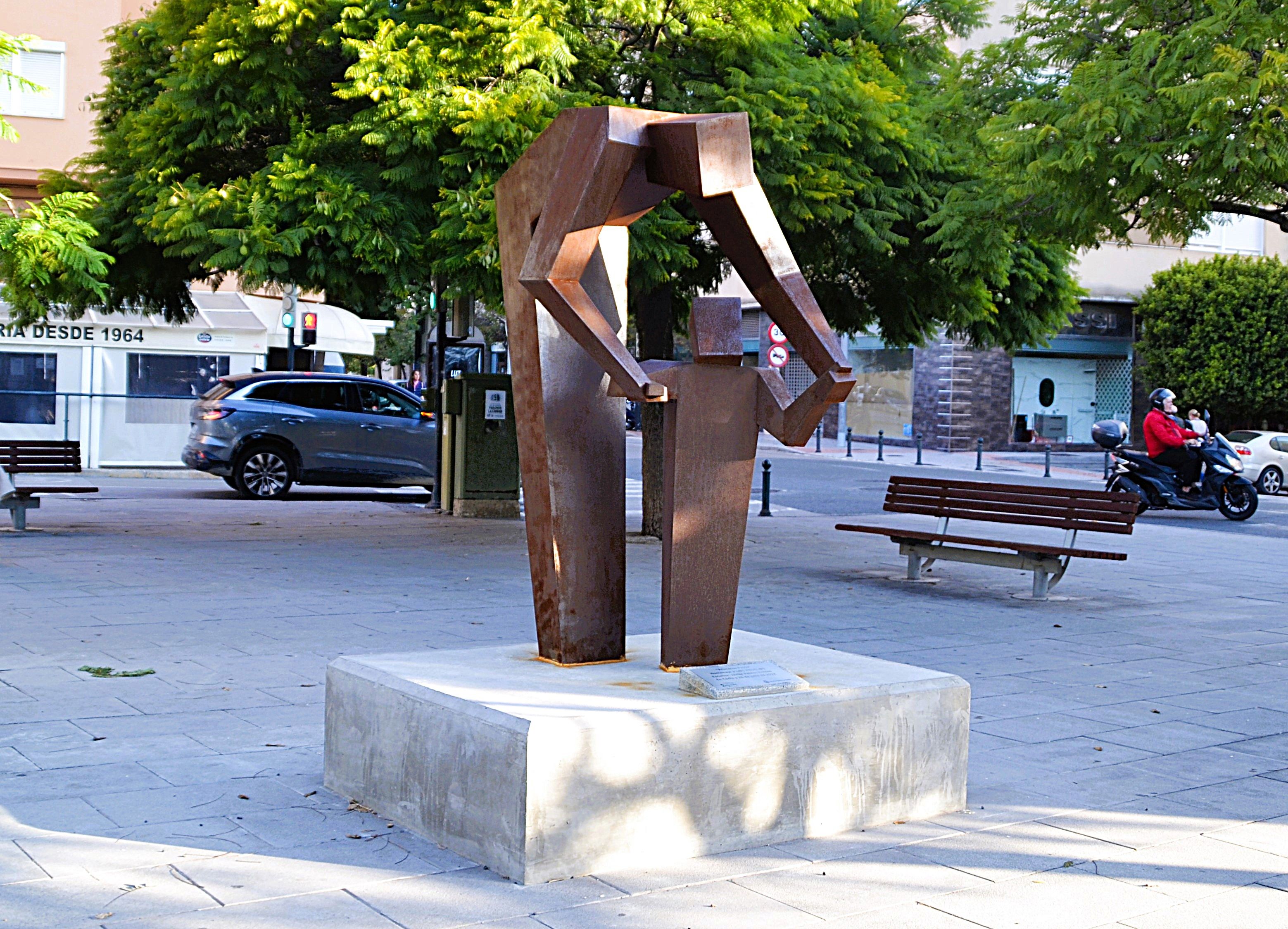 Monumento 'Primeros pasos' en Cádiz, vista general. Monumento 'Primeros pasos' en Cádiz, vista general.